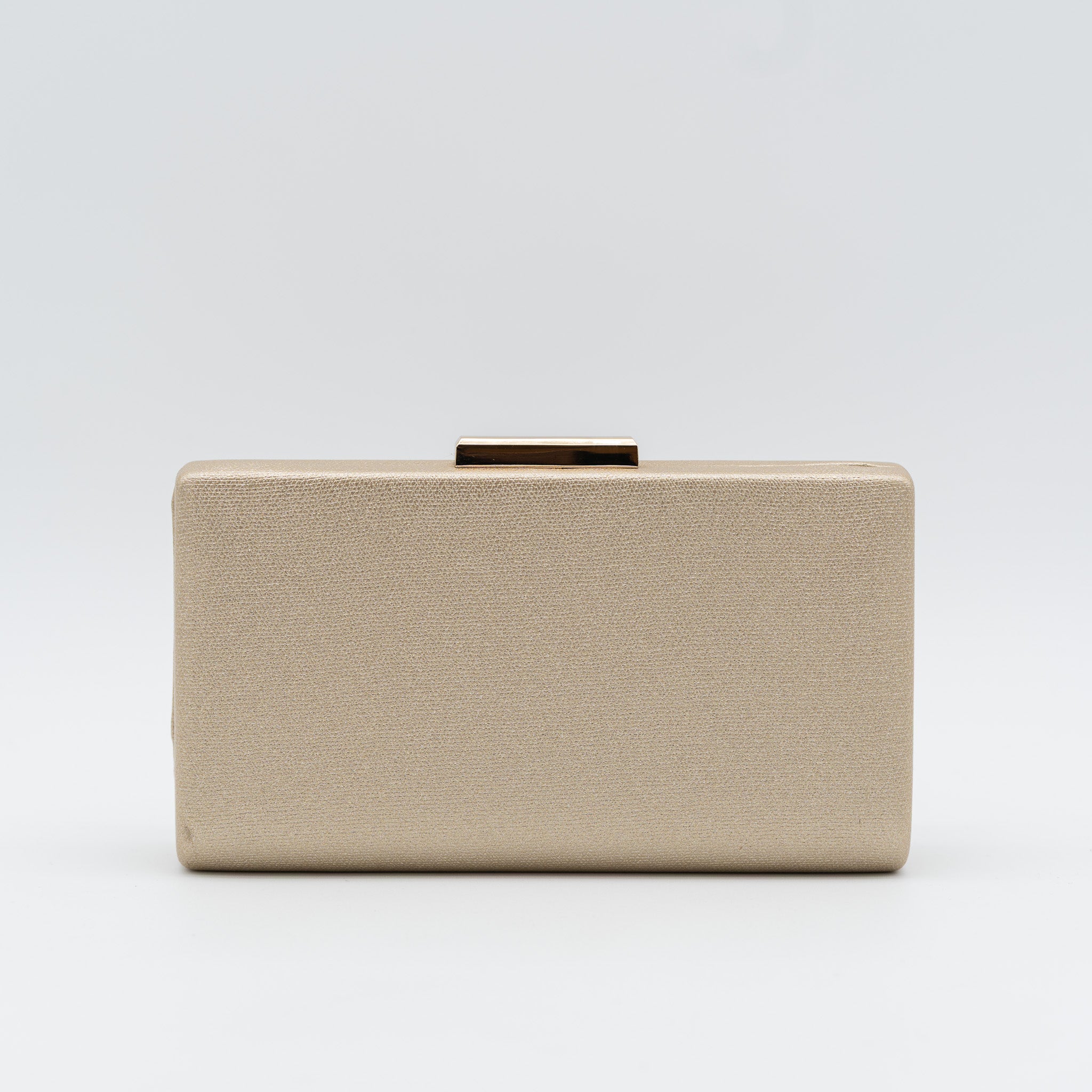 Clutch de fiesta en polipiel con acabado brillante oro claro, cierre metálico y cadena desmontable, ideal para bodas y cócteles
