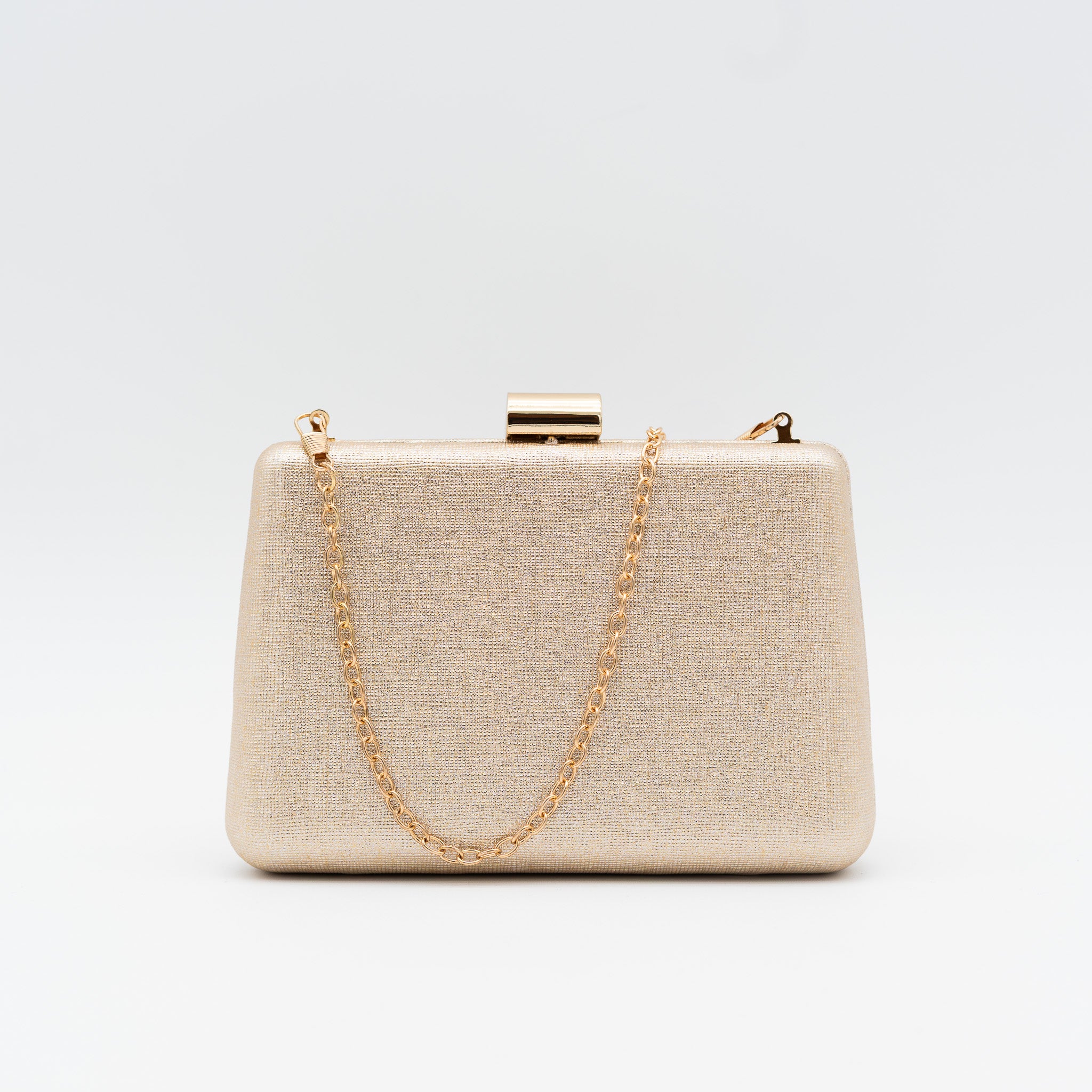 Clutch de fiesta en polipiel con acabado brillante oro, cierre metálico y cadena desmontable, ideal para bodas y cócteles