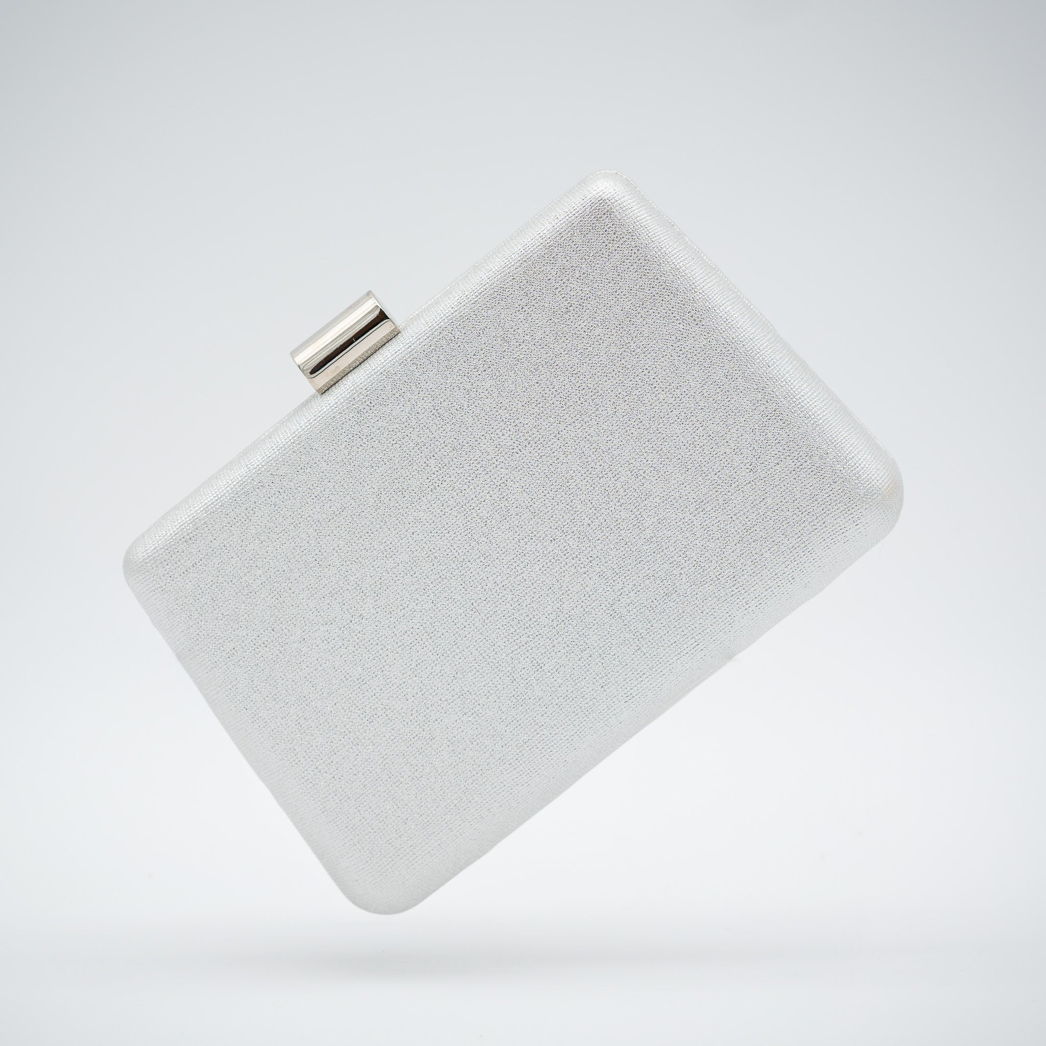 Clutch de fiesta en polipiel con acabado brillante plata, cierre metálico y cadena desmontable, ideal para bodas y cócteles