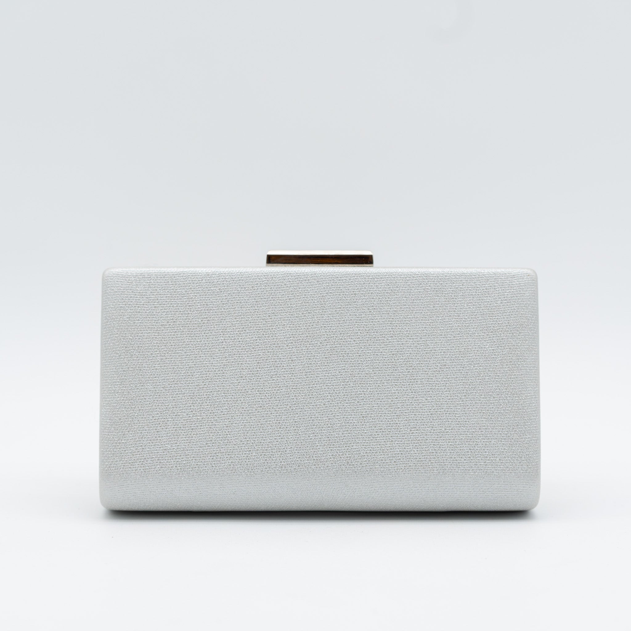 Clutch de fiesta en polipiel con acabado brillante plata, cierre metálico y cadena desmontable, ideal para bodas y cócteles