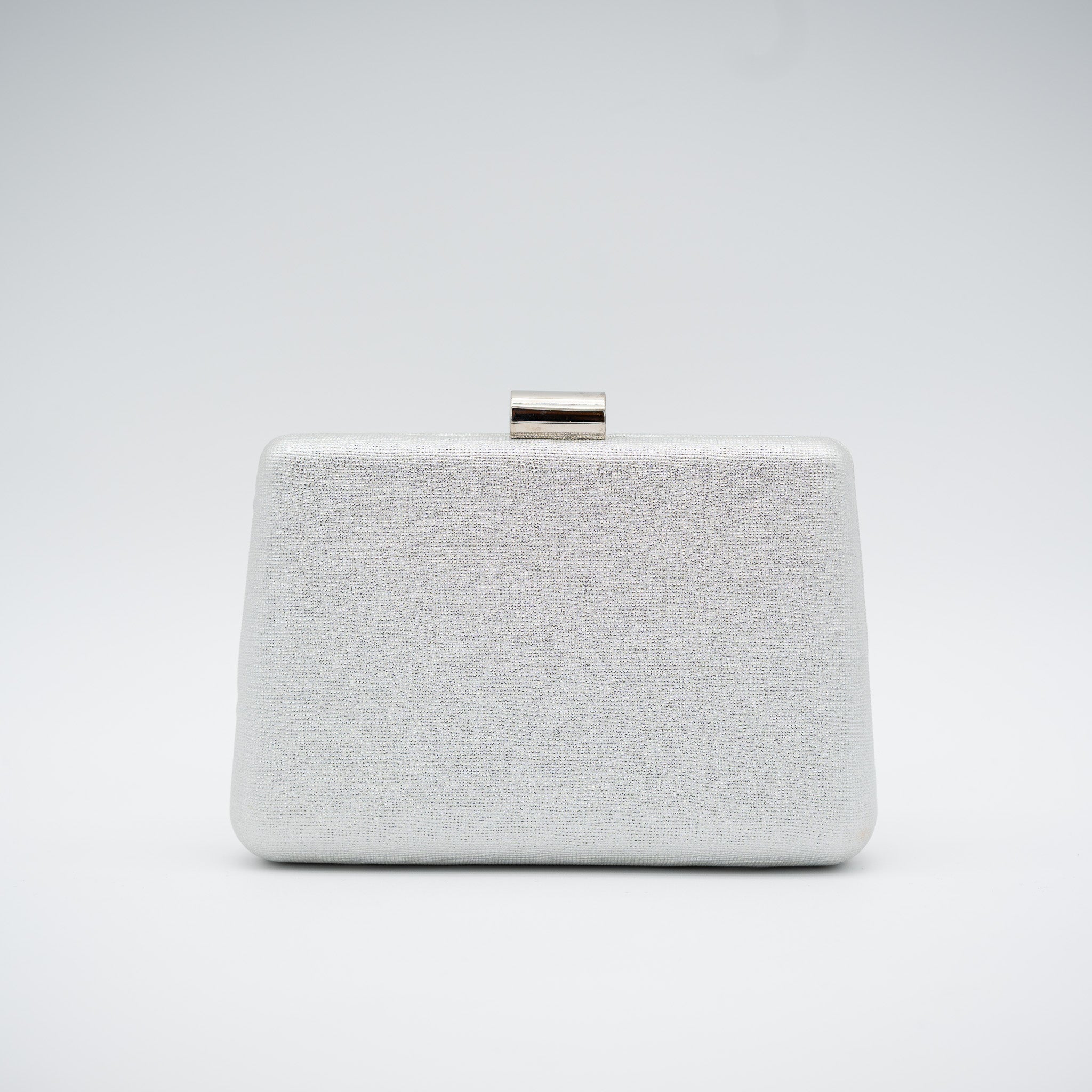 Clutch de fiesta en polipiel con acabado brillante plata, cierre metálico y cadena desmontable, ideal para bodas y cócteles