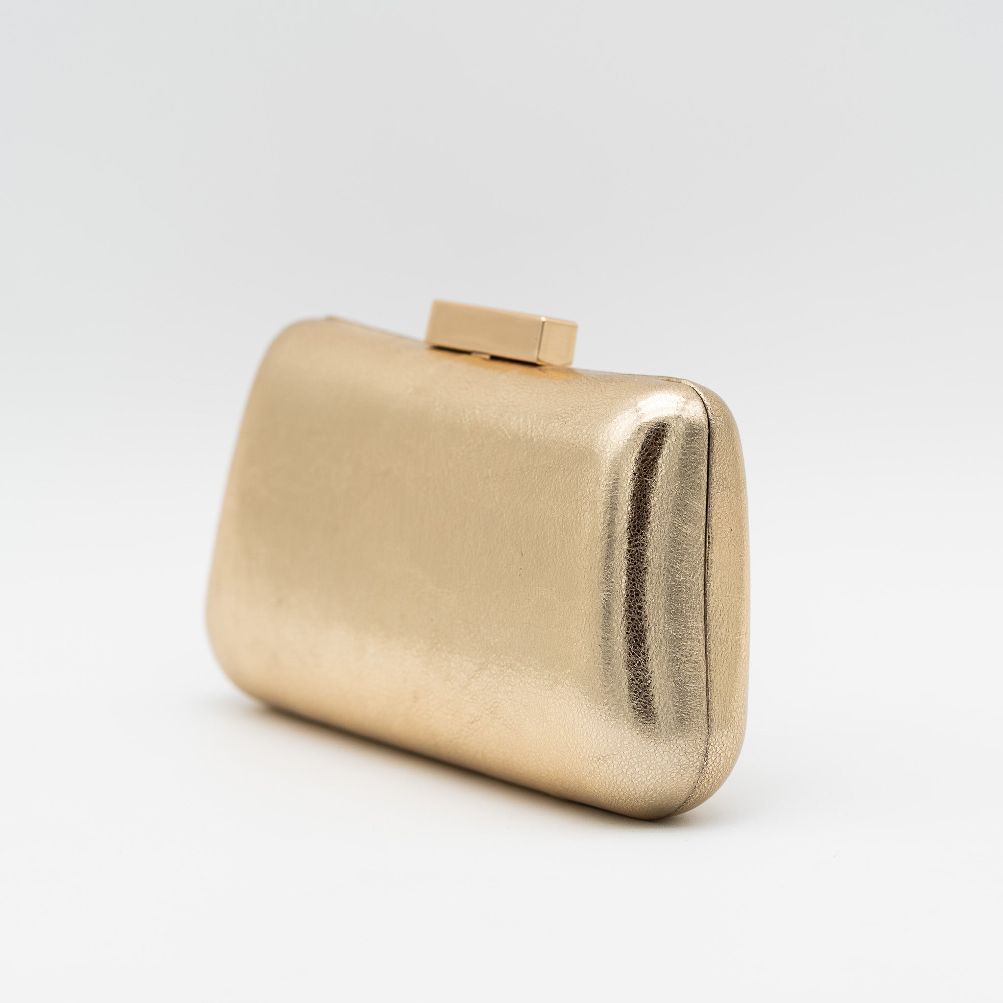 Clutch de fiesta en polipiel con acabado metalizado oro, cierre metálico y cadena desmontable