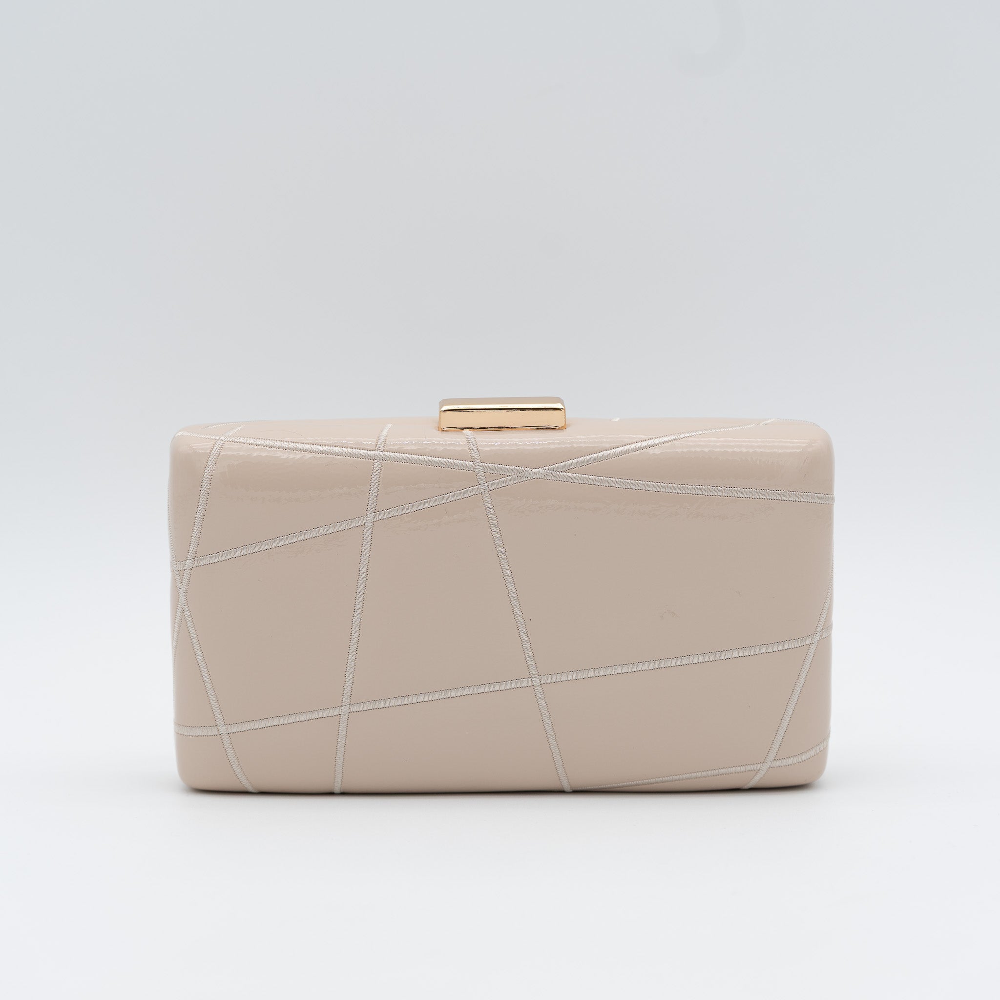 Clutch de fiesta en polipiel beige con bordado geométrico, efecto acharolado, cierre metálico y cadena desmontable, ideal para bodas y cócteles