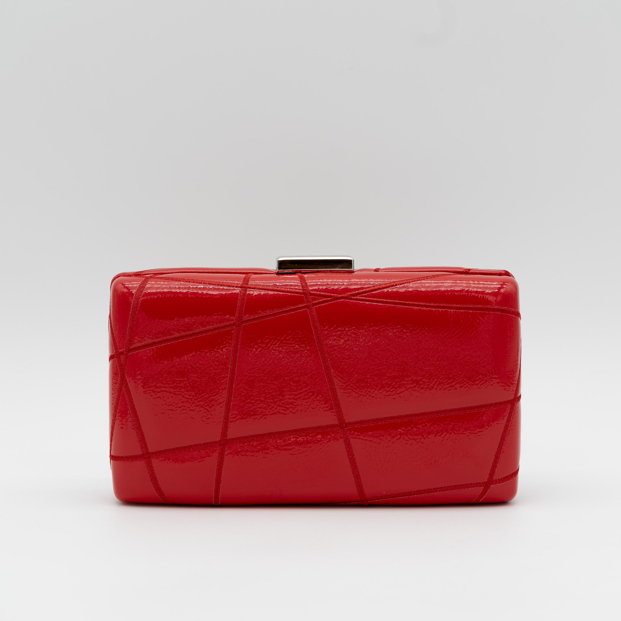 Clutch de fiesta en polipiel rojo con bordado geométrico, efecto acharolado, cierre metálico y cadena desmontable, ideal para bodas y cócteles