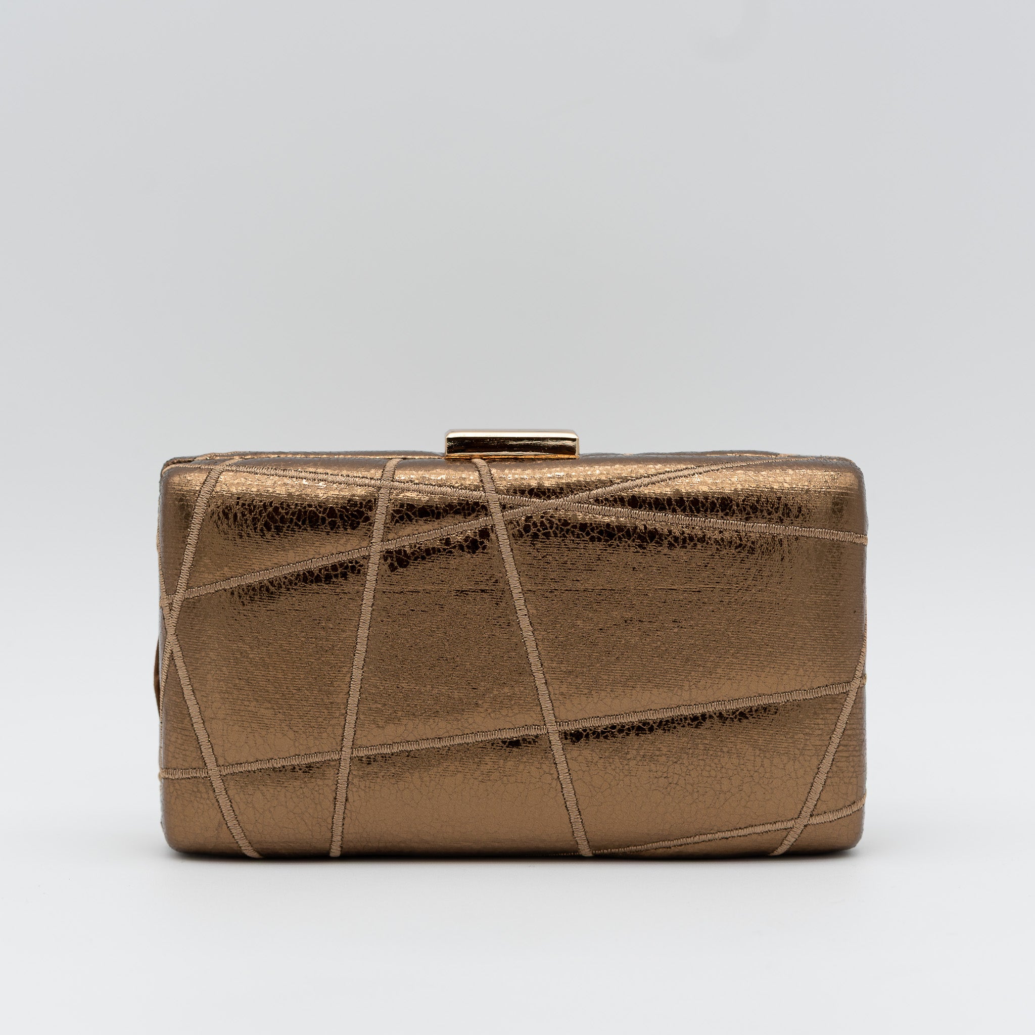 Clutch de fiesta en polipiel bronce con bordado geométrico, efecto metalizado, cierre metálico y cadena desmontable, ideal para bodas y cócteles