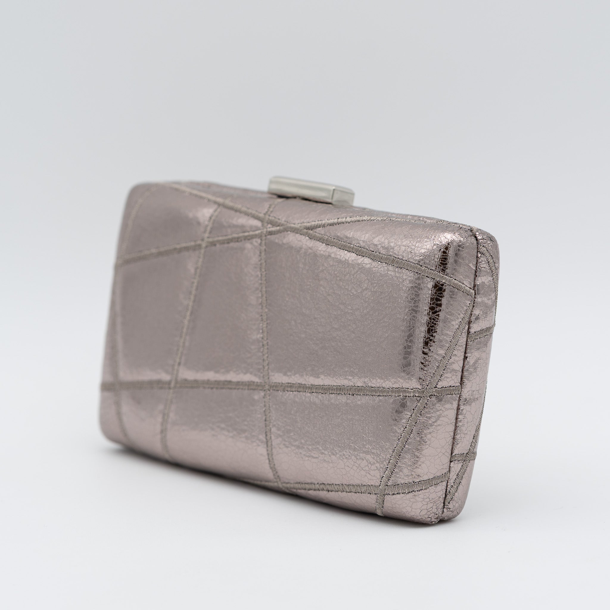 Clutch de fiesta en polipiel gris con bordado geométrico, efecto metalizado, cierre metálico y cadena desmontable, ideal para bodas y cócteles