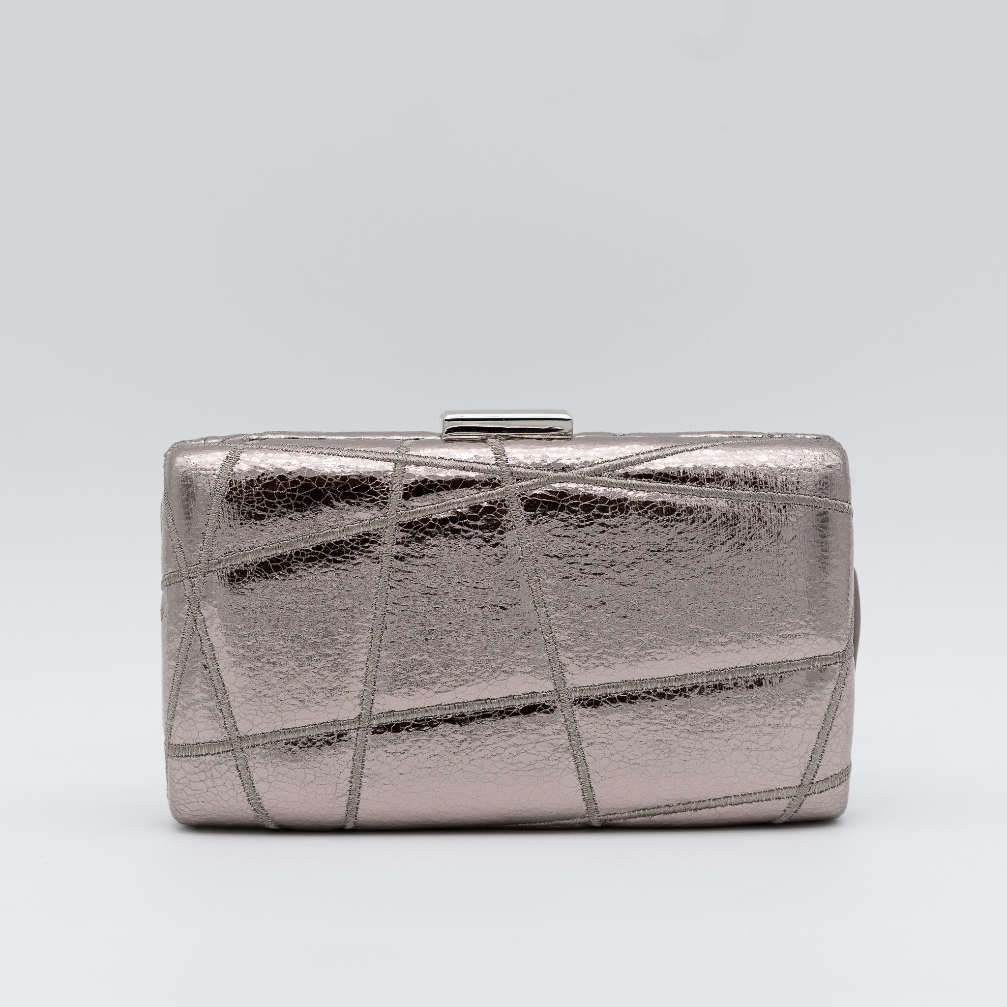 Clutch de fiesta en polipiel gris con bordado geométrico, efecto metalizado, cierre metálico y cadena desmontable, ideal para bodas y cócteles