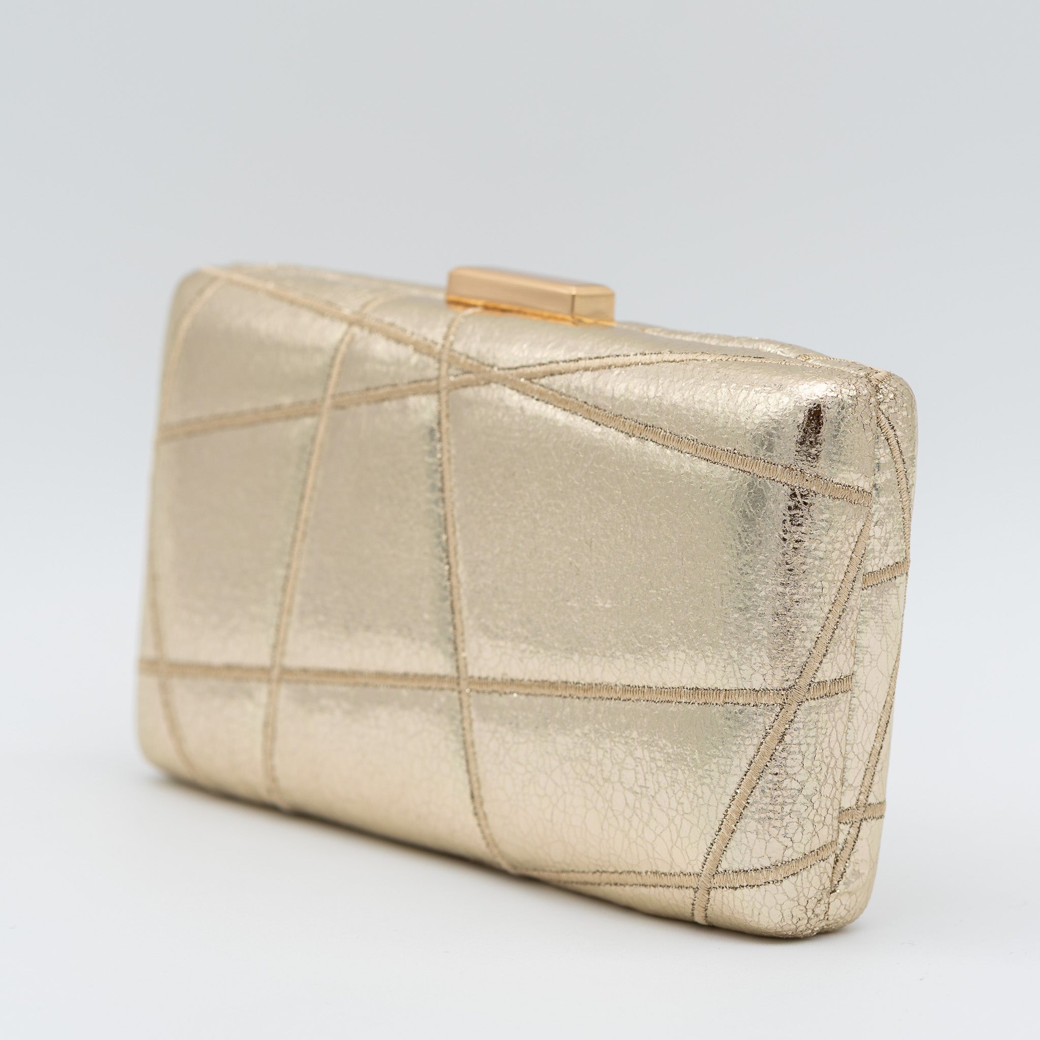 Clutch de fiesta en polipiel oro claro con bordado geométrico, efecto metalizado, cierre metálico y cadena desmontable, ideal para bodas y cócteles