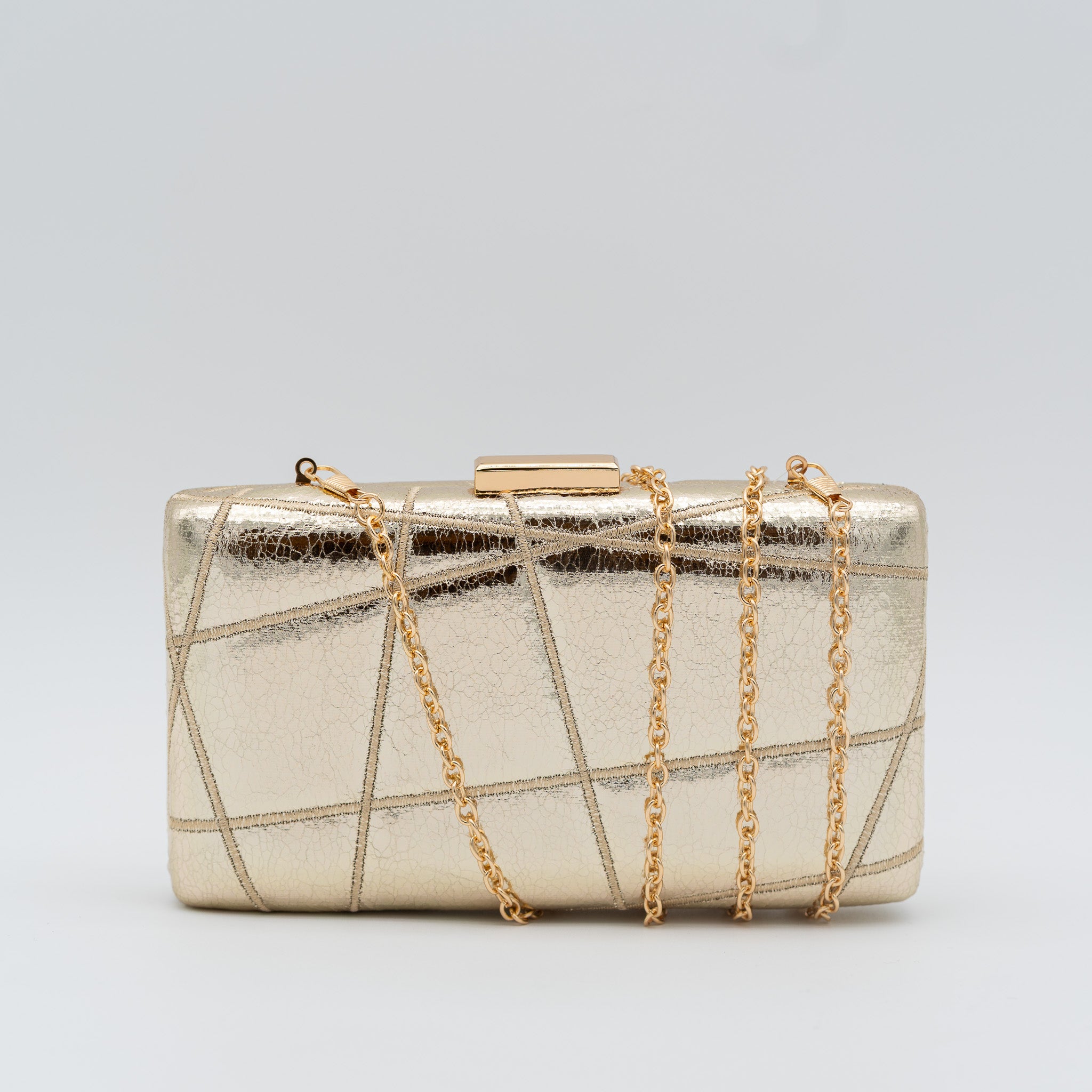 Clutch de fiesta en polipiel oro claro con bordado geométrico, efecto metalizado, cierre metálico y cadena desmontable, ideal para bodas y cócteles