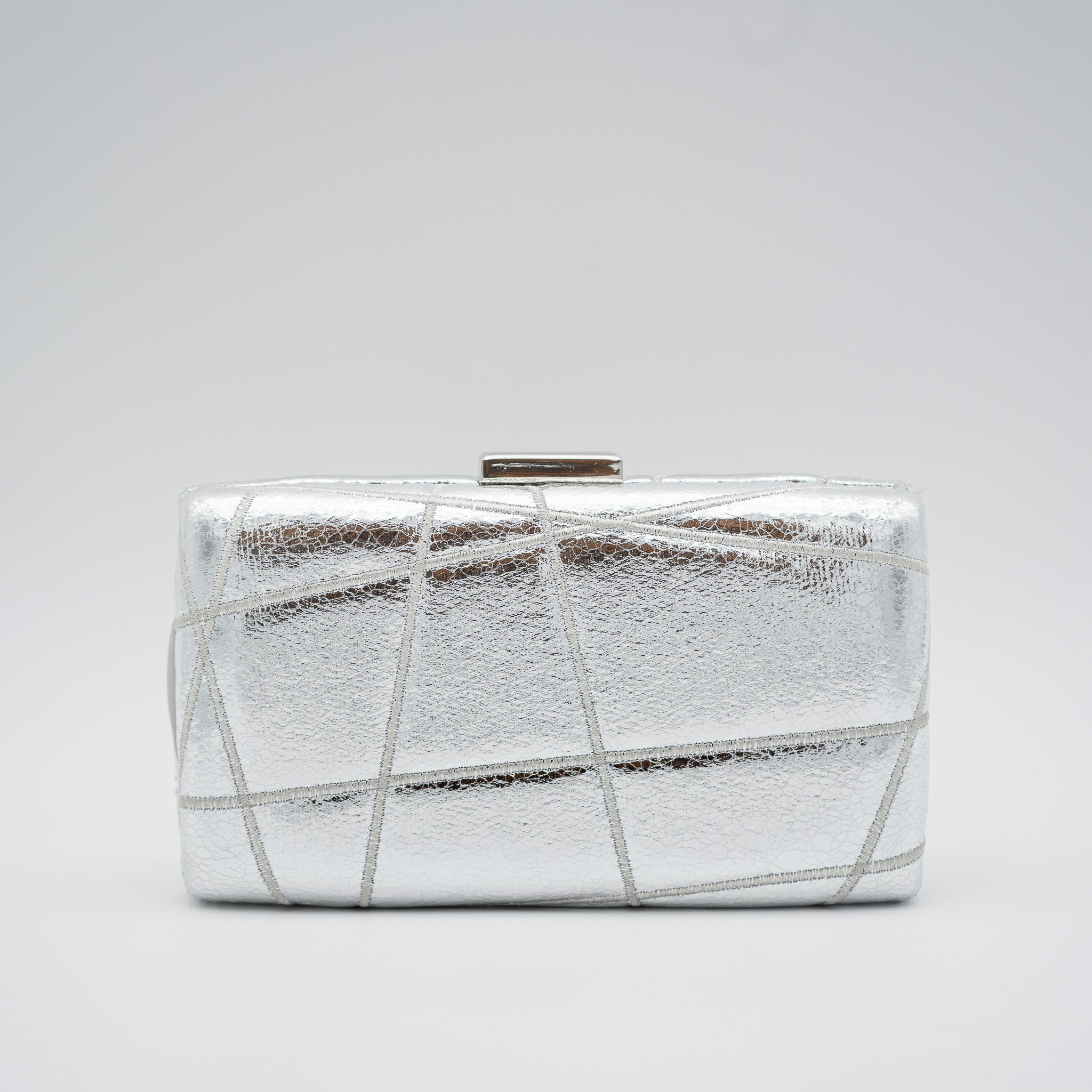 Clutch de fiesta en polipiel plata con bordado geométrico, efecto metalizado, cierre metálico y cadena desmontable, ideal para bodas y cócteles