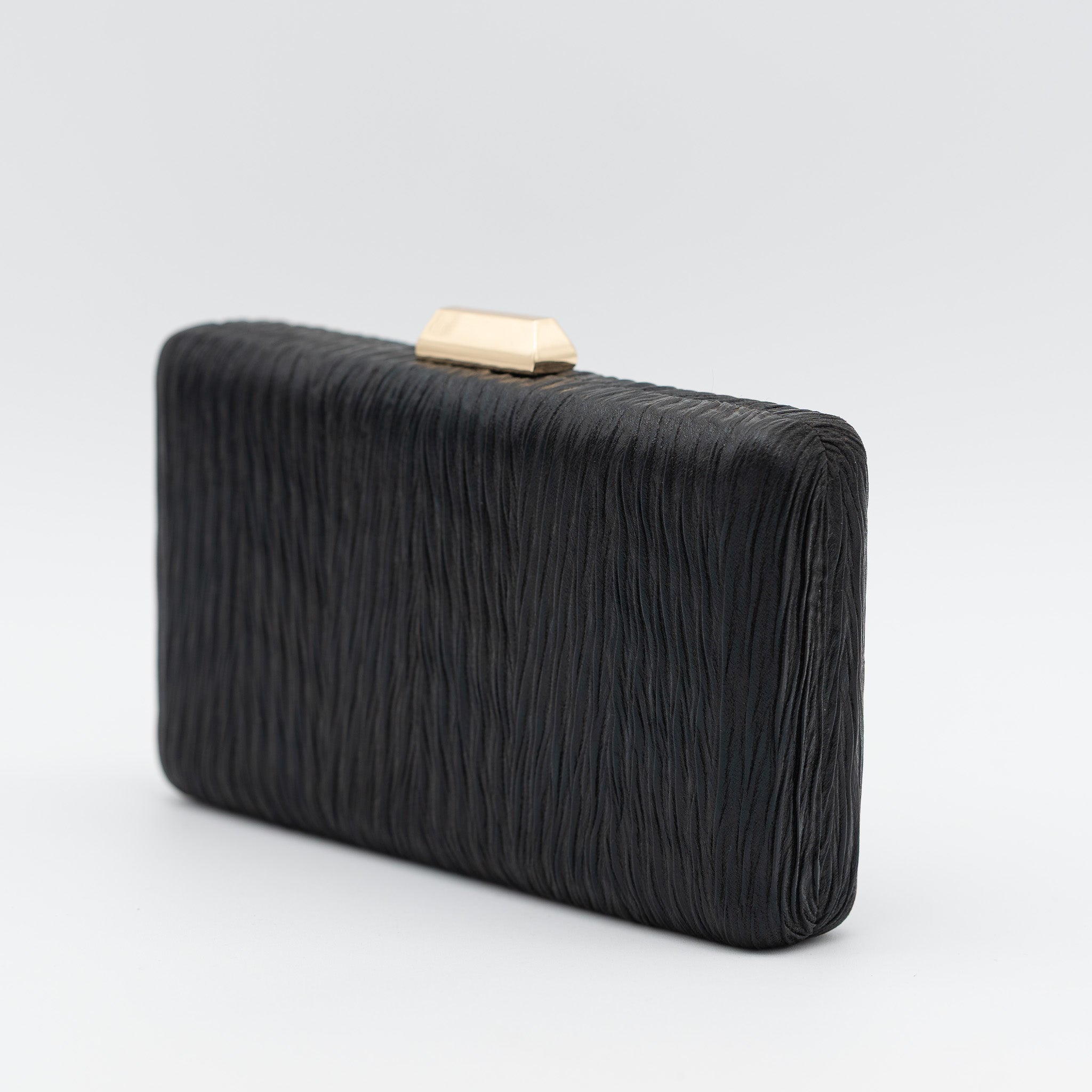 Clutch de fiesta en polipiel con efecto arrugado negro, cierre metálico y cadena desmontable, ideal para bodas y cócteles