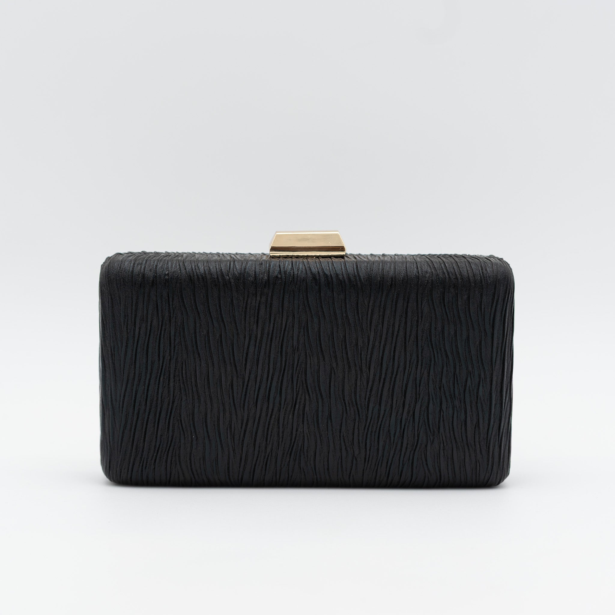 Clutch de fiesta en polipiel con efecto arrugado negro, cierre metálico y cadena desmontable, ideal para bodas y cócteles