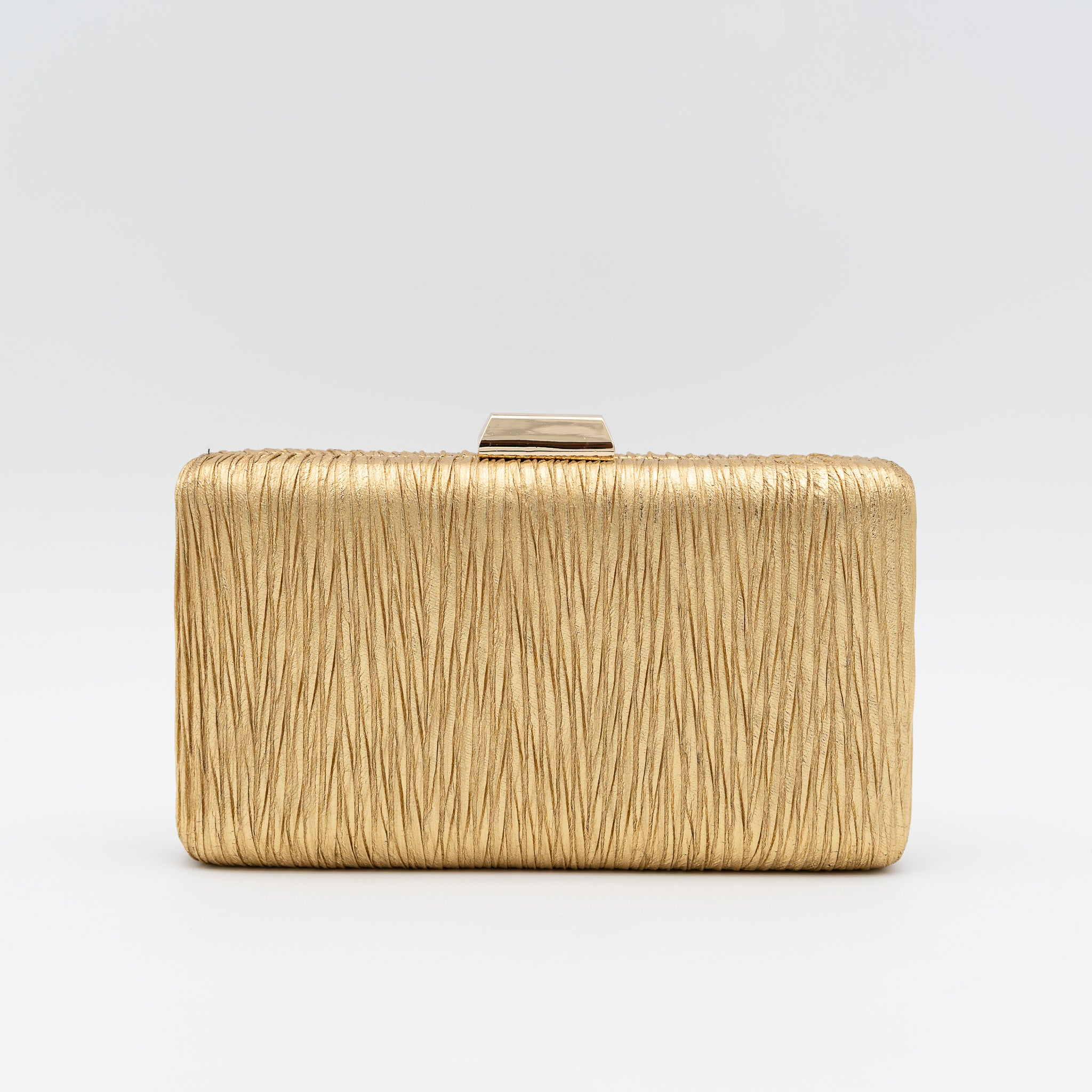 Clutch de fiesta en polipiel con efecto arrugado oro, cierre metálico y cadena desmontable, ideal para bodas y cócteles