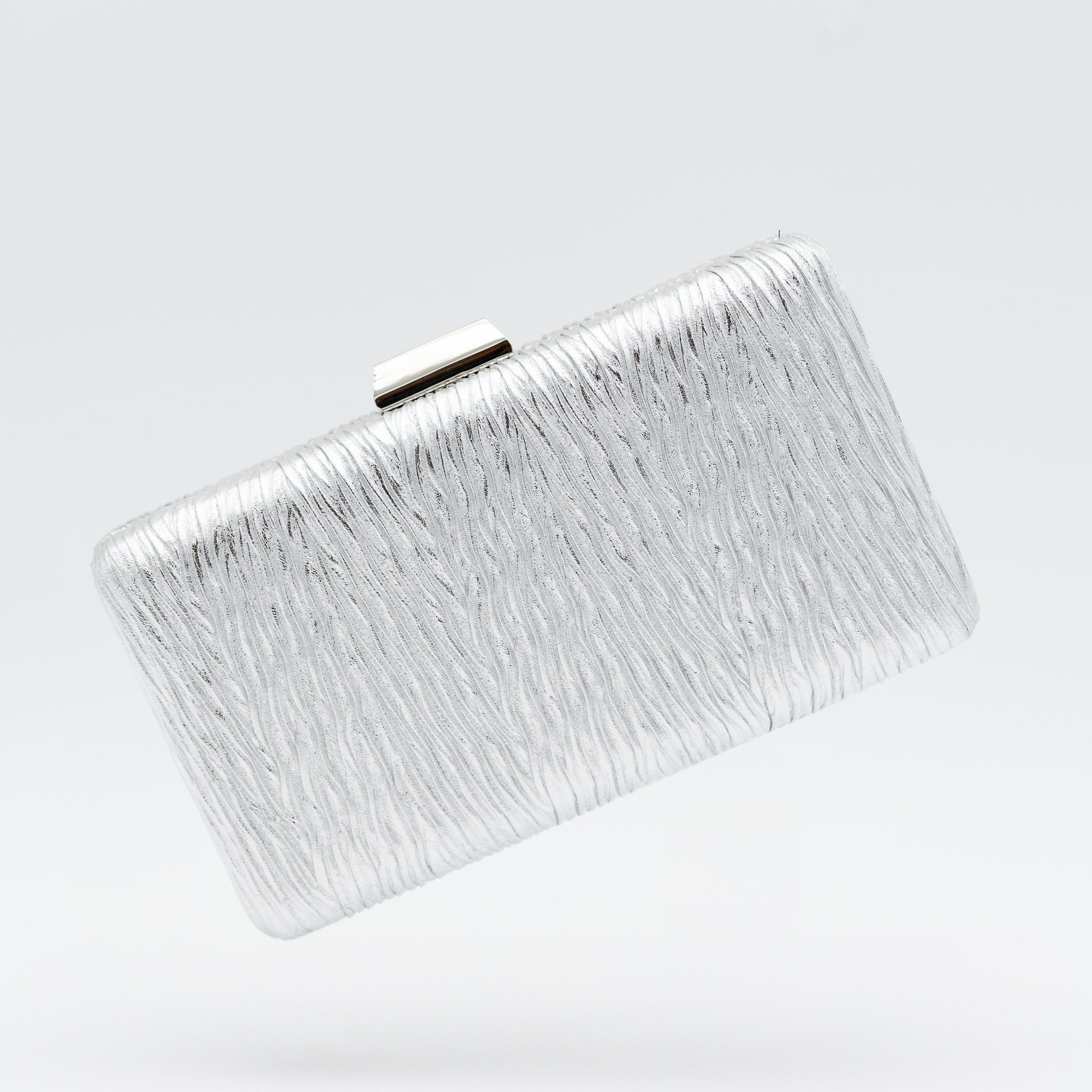 Clutch de fiesta en polipiel con efecto arrugado plata, cierre metálico y cadena desmontable, ideal para bodas y cócteles