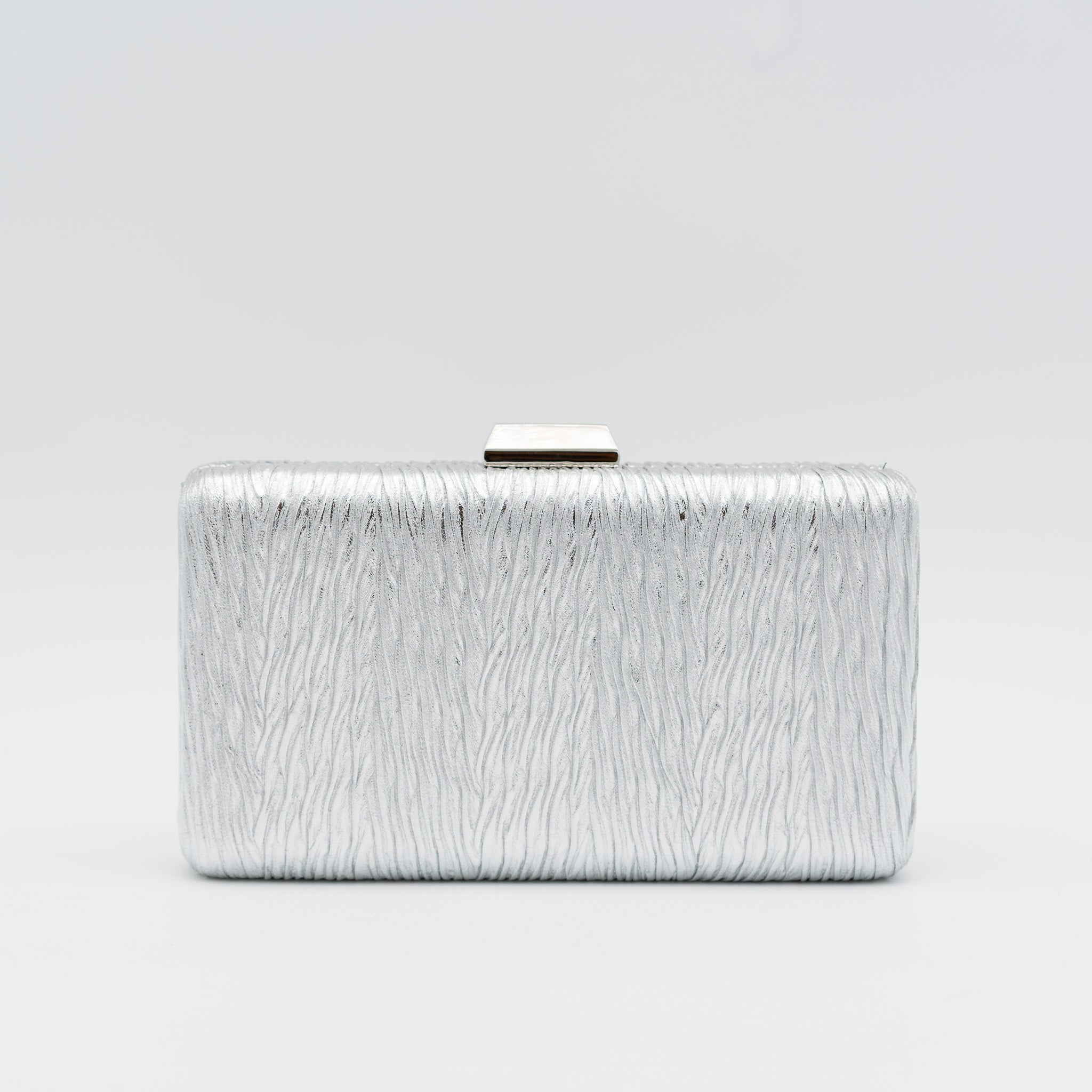 Clutch de fiesta en polipiel con efecto arrugado plata, cierre metálico y cadena desmontable, ideal para bodas y cócteles