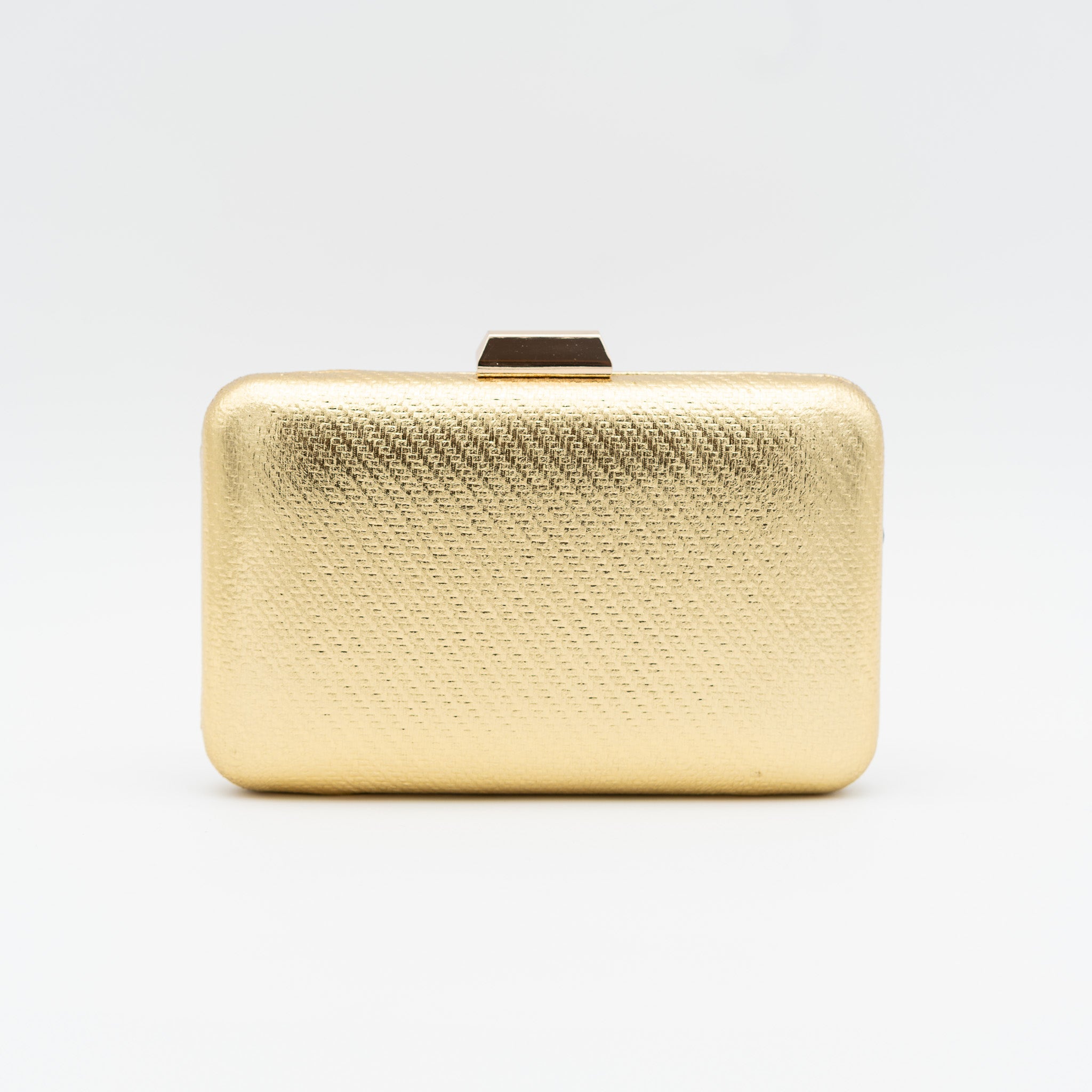 Clutch de fiesta en polipiel oro con acabado metalizado, cierre superior y cadena desmontable, ideal para bodas y cócteles