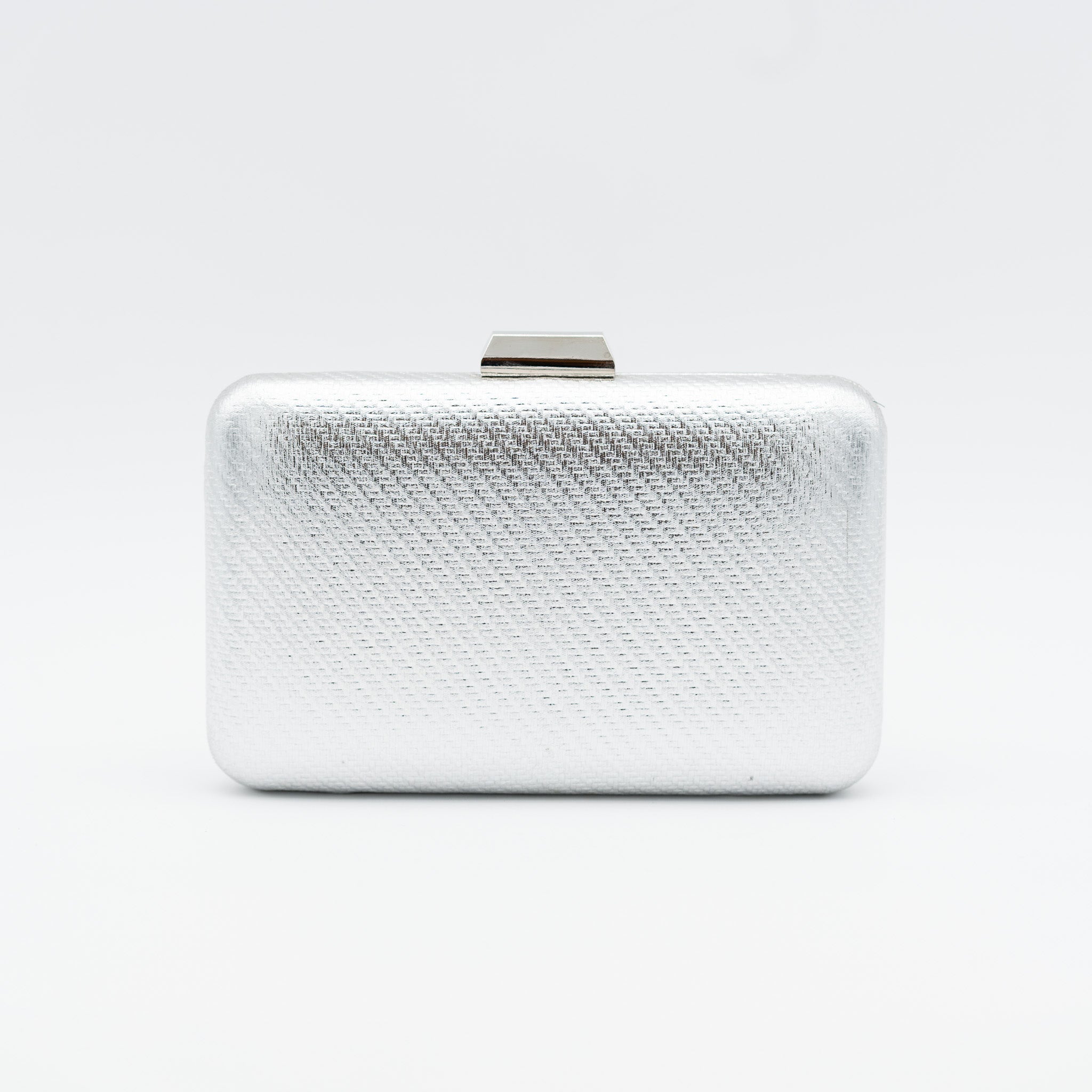 Clutch de fiesta en polipiel plata con acabado metalizado, cierre superior y cadena desmontable, ideal para bodas y cócteles