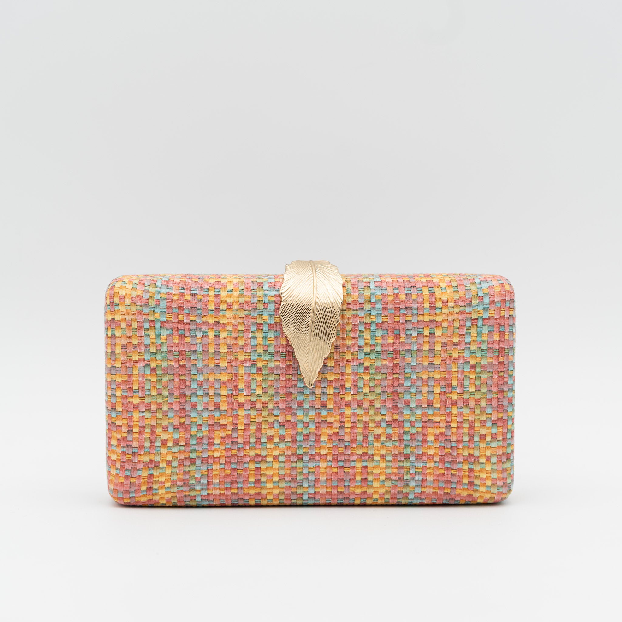 Clutch de fiesta en polipiel multicolor naranja con cierre de hoja metálica y cadena desmontable, ideal para bodas y cócteles