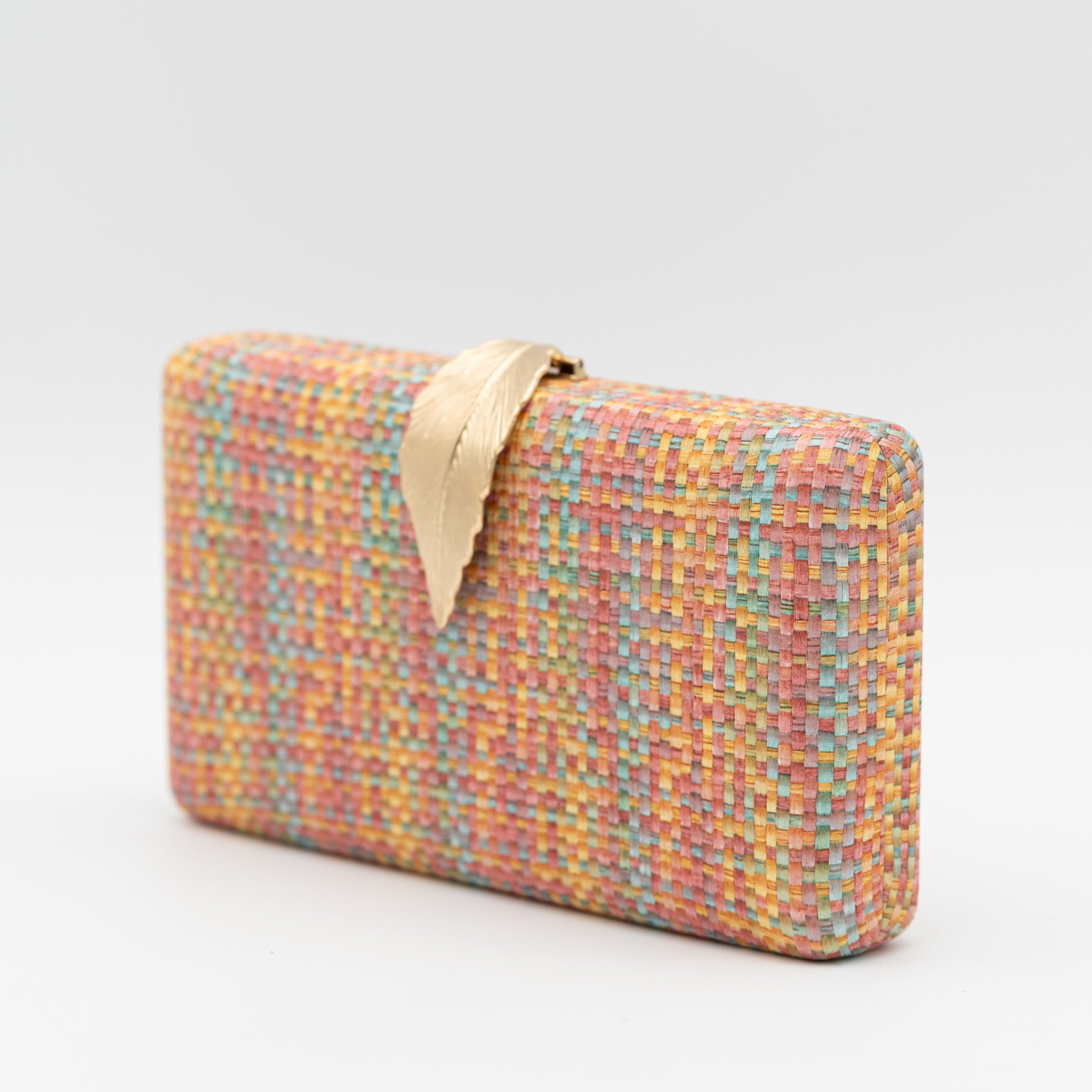 Clutch de fiesta en polipiel multicolor naranja con cierre de hoja metálica y cadena desmontable, ideal para bodas y cócteles