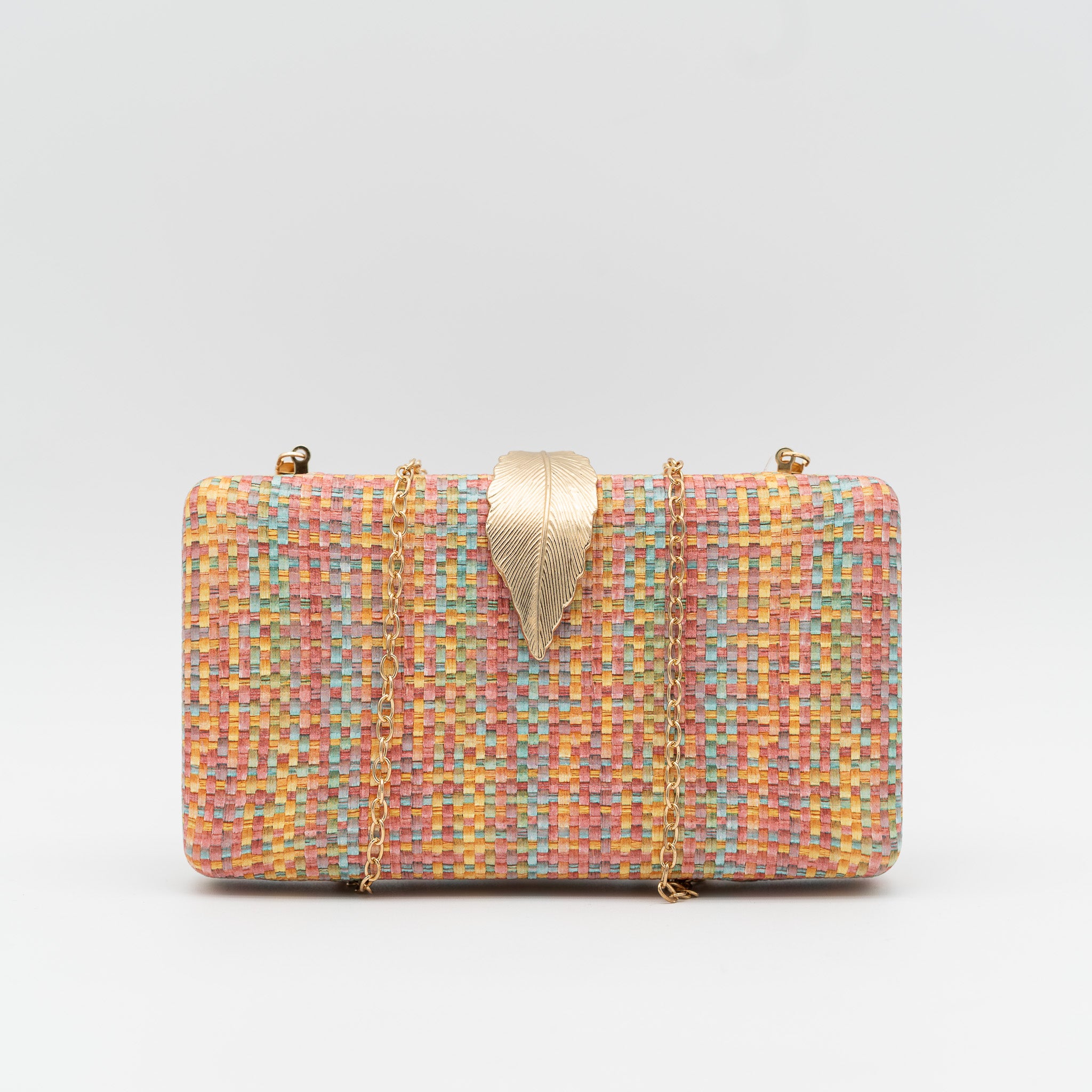 Clutch de fiesta en polipiel multicolor naranja con cierre de hoja metálica y cadena desmontable, ideal para bodas y cócteles