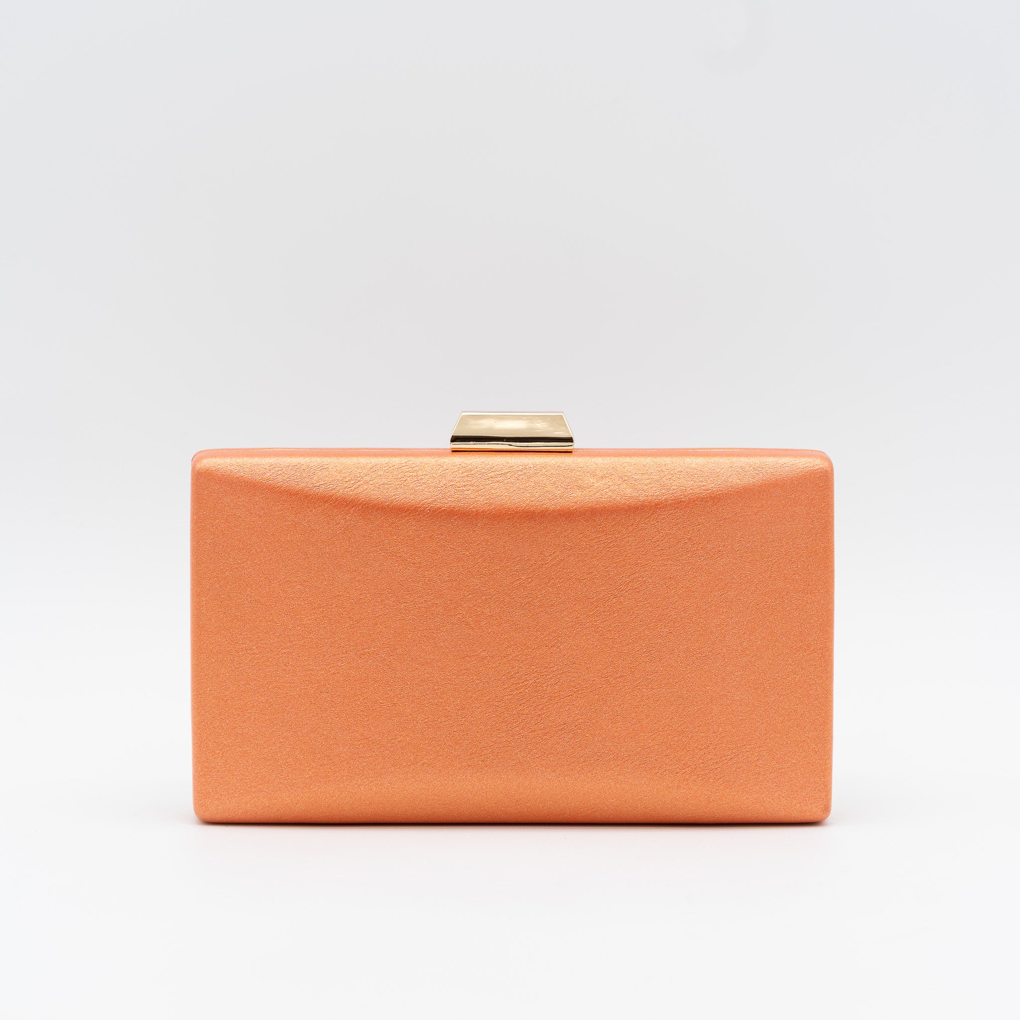 Clutch de fiesta en polipiel naranja con cierre metálico y cadena desmontable, ideal para bodas y cócteles