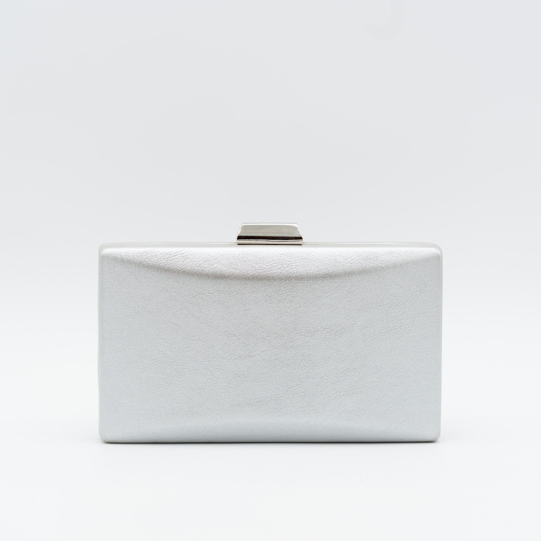 Clutch de fiesta en polipiel plata con cierre metálico y cadena desmontable, ideal para bodas y cócteles