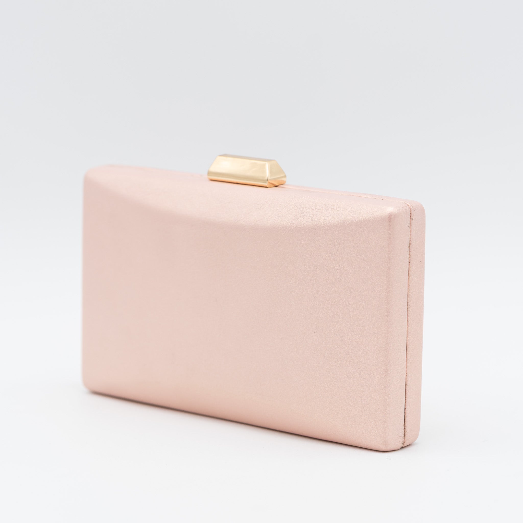 Clutch de fiesta en polipiel rosa con cierre metálico y cadena desmontable, ideal para bodas y cócteles