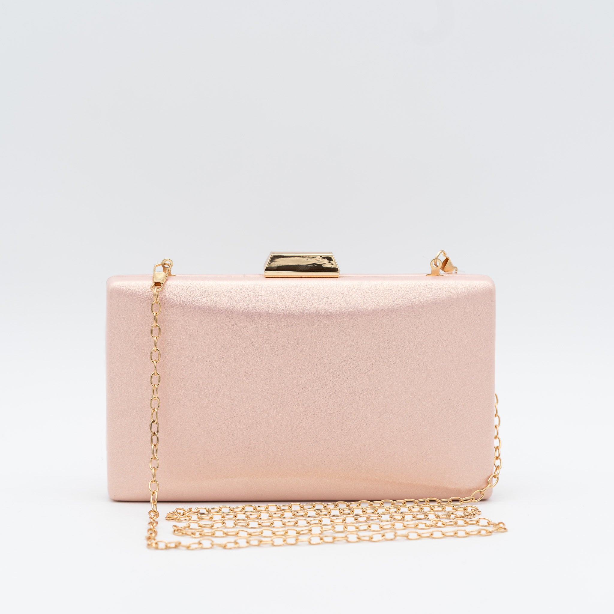 Clutch de fiesta en polipiel rosa con cierre metálico y cadena desmontable, ideal para bodas y cócteles
