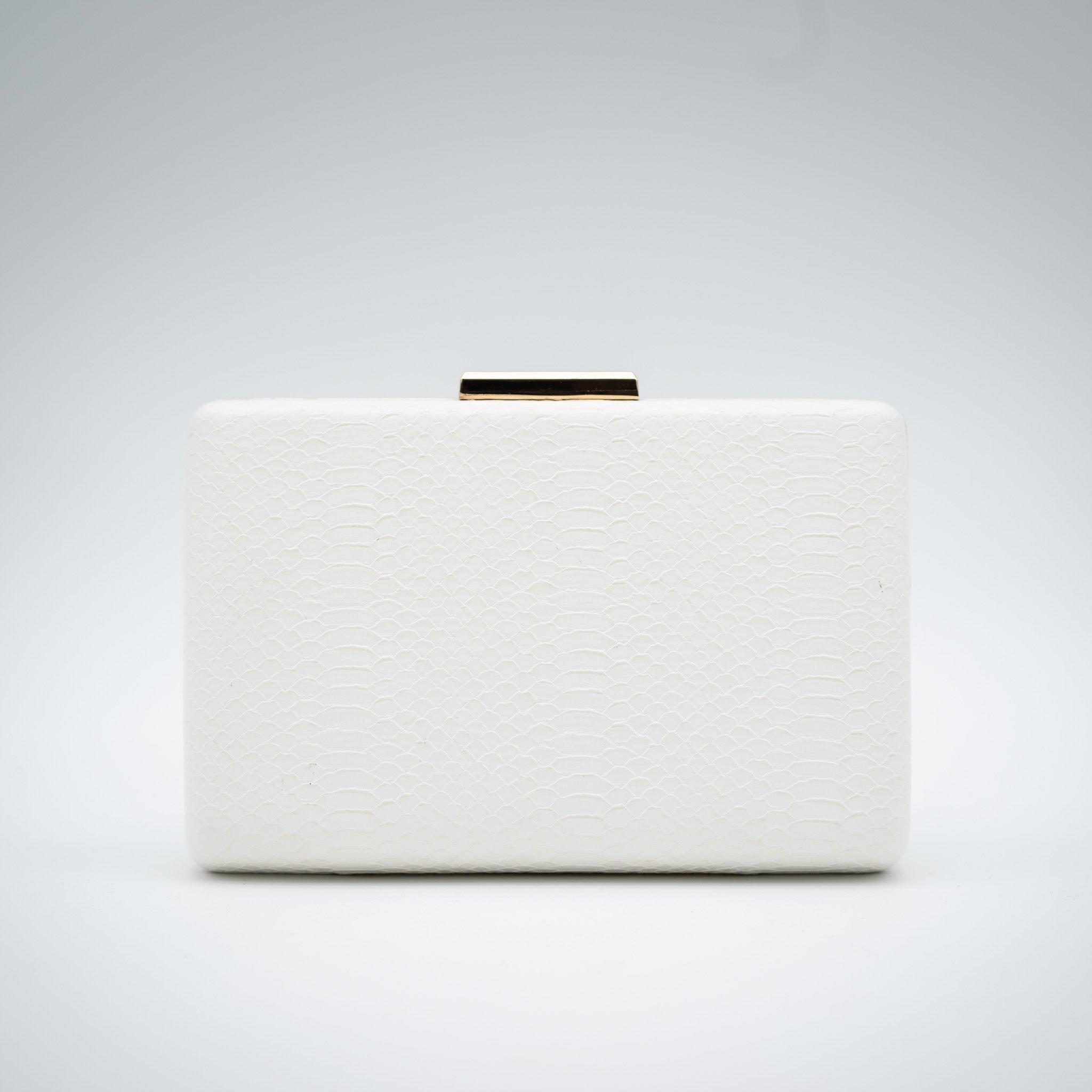 Clutch de fiesta en polipiel con textura de reptil color blanco, cierre metálico y cadena desmontable, ideal para bodas y cócteles