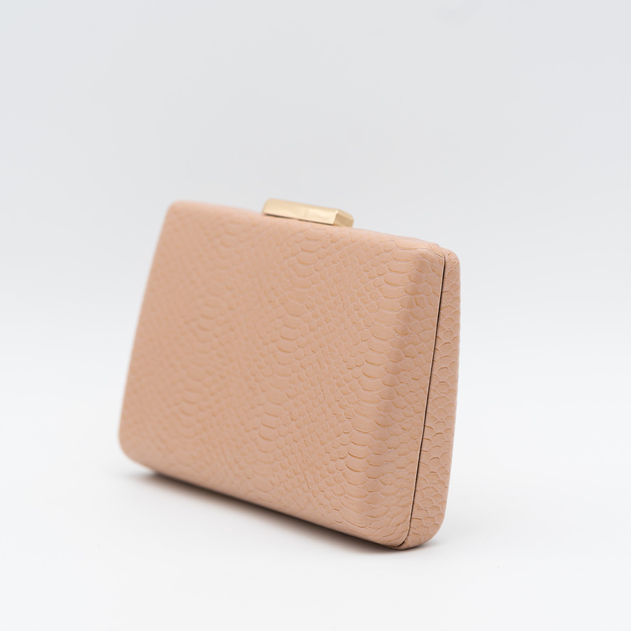 Clutch de fiesta en polipiel con textura de reptil color nude, cierre metálico y cadena desmontable, ideal para bodas y cócteles