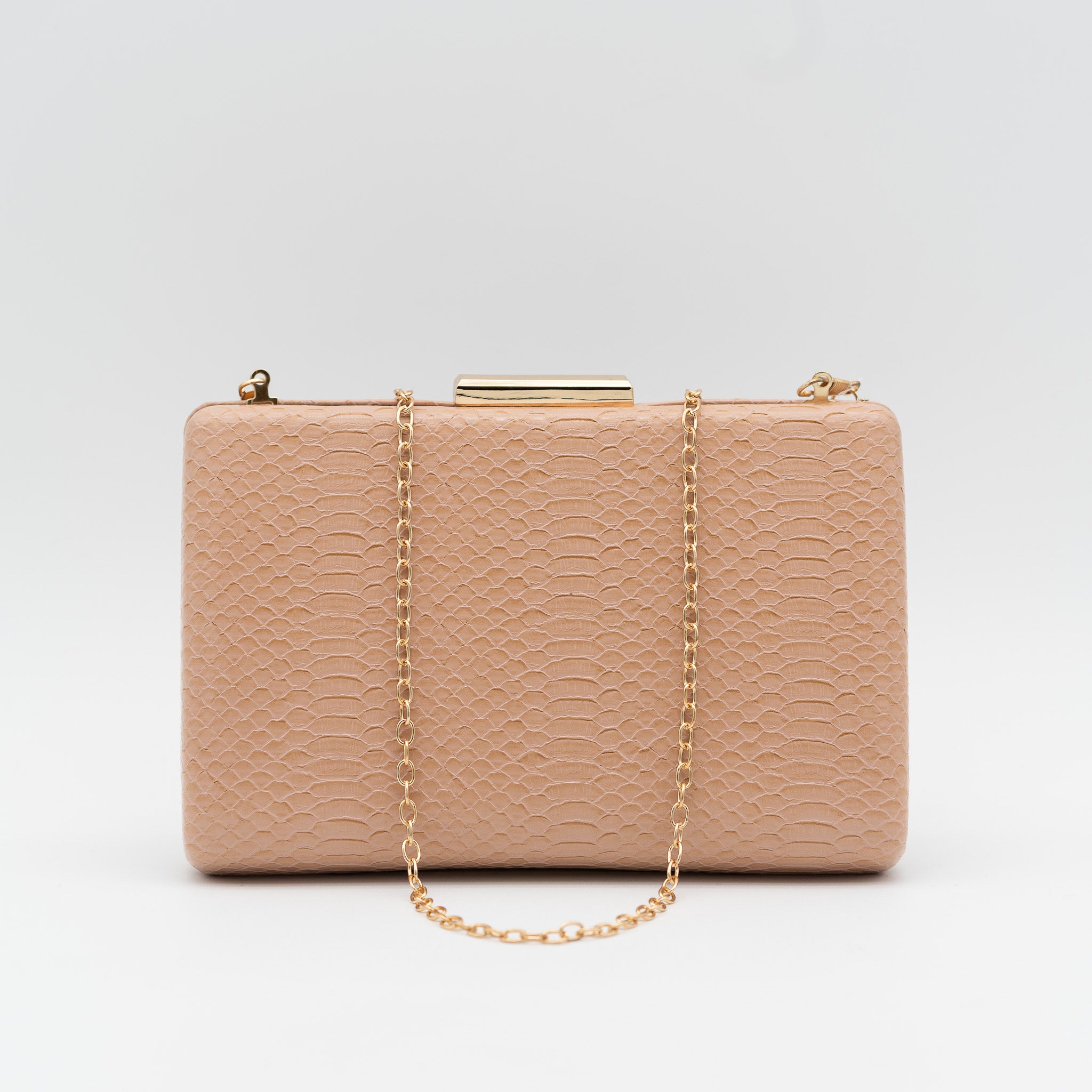 Clutch de fiesta en polipiel con textura de reptil color nude, cierre metálico y cadena desmontable, ideal para bodas y cócteles