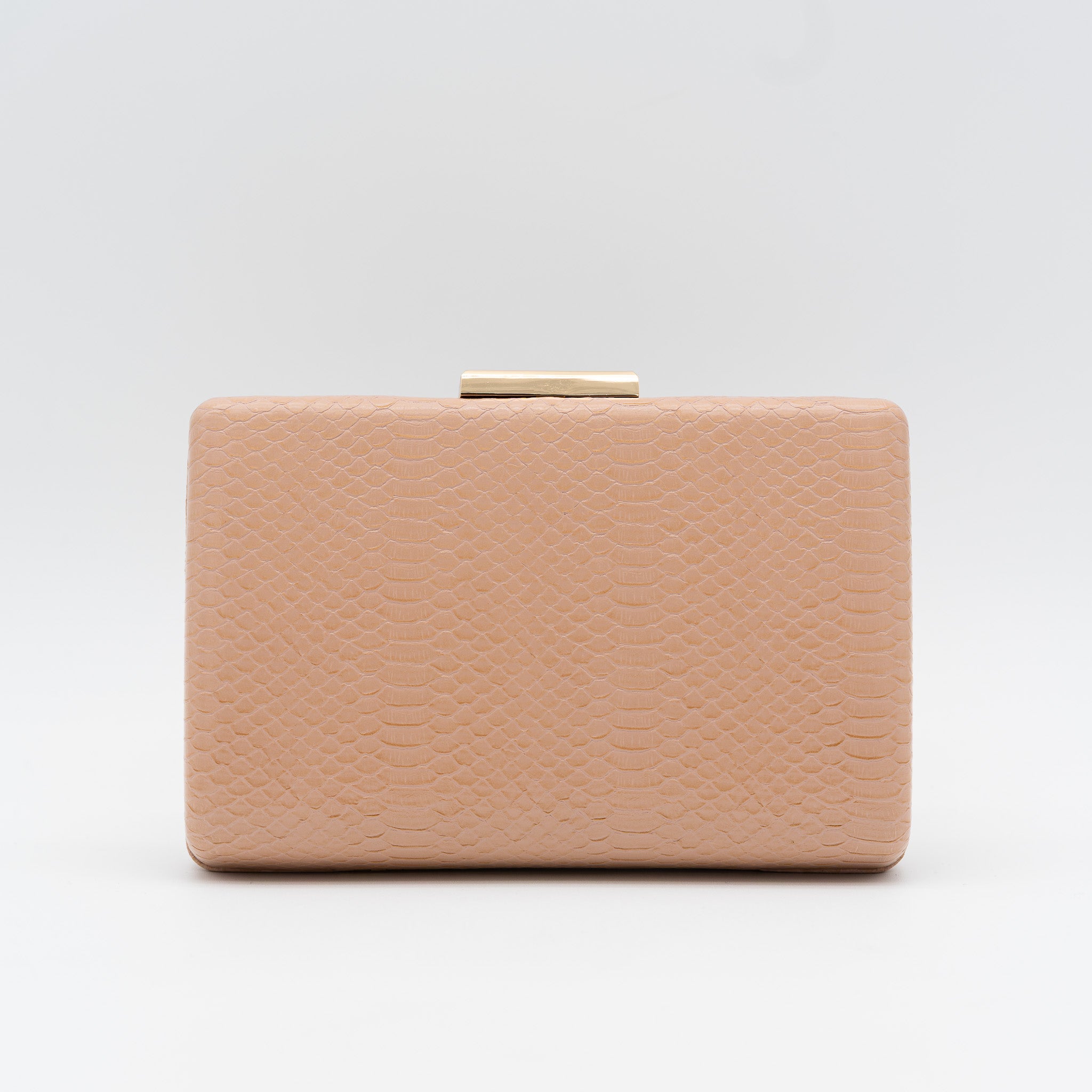 Clutch de fiesta en polipiel con textura de reptil color nude, cierre metálico y cadena desmontable, ideal para bodas y cócteles