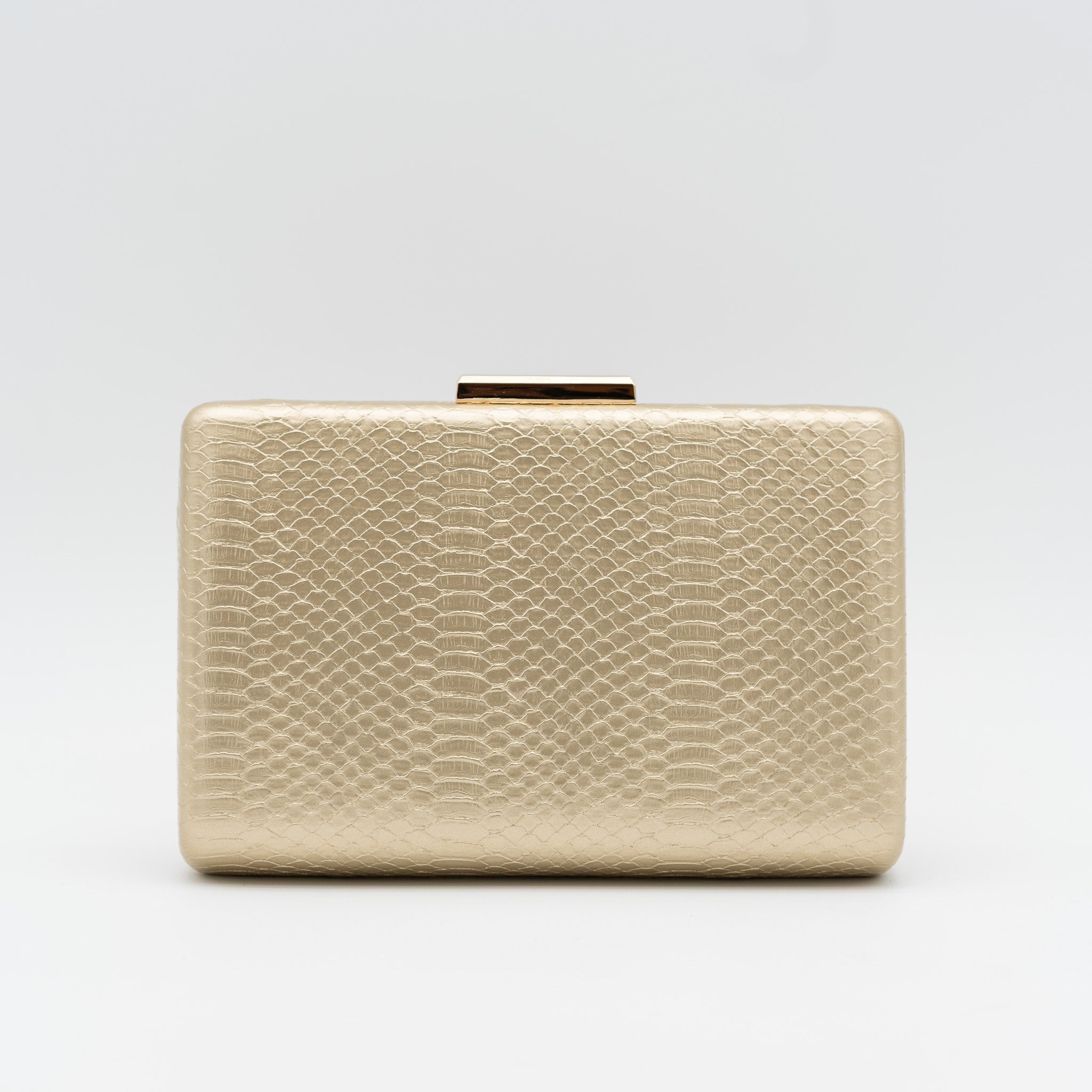 Clutch de fiesta en polipiel con textura de reptil color oro claro, cierre metálico y cadena desmontable, ideal para bodas y cócteles