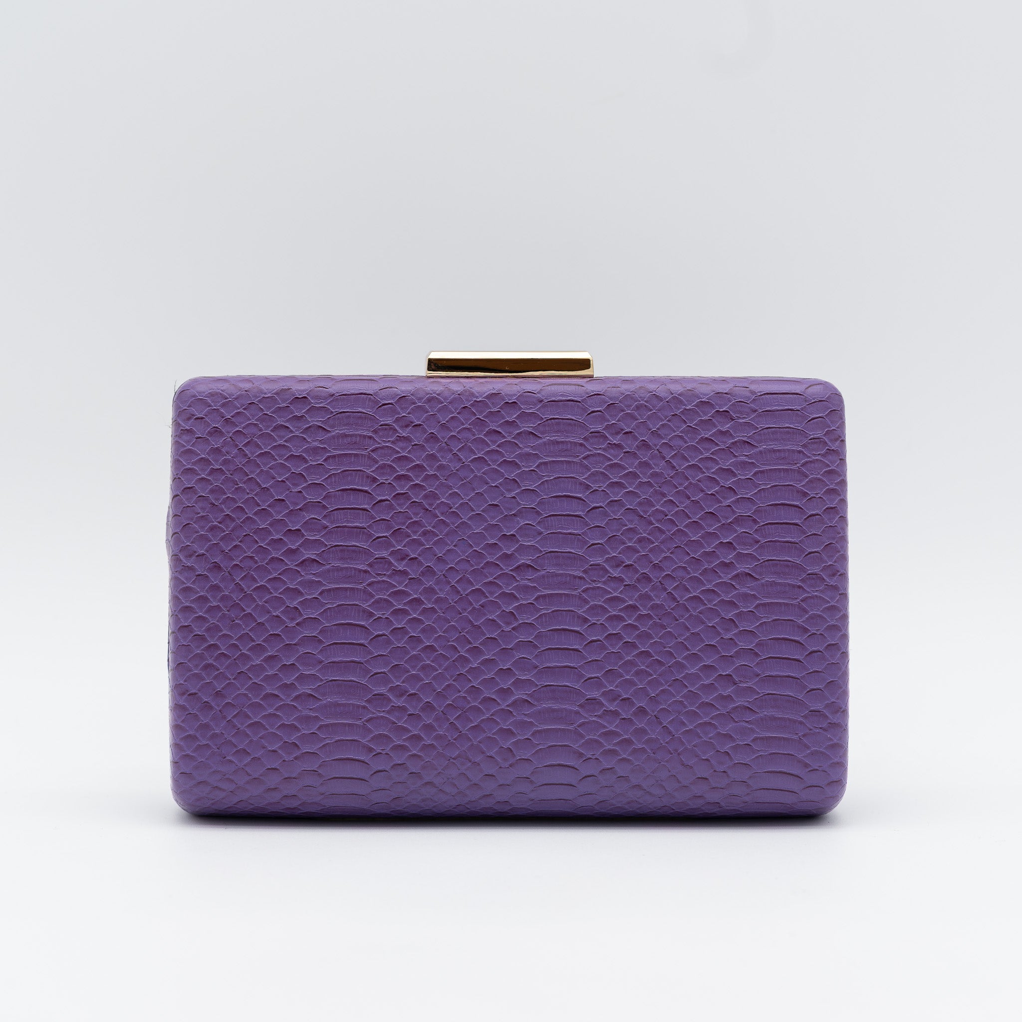 Clutch de fiesta en polipiel con textura de reptil color violeta, cierre metálico y cadena desmontable, ideal para bodas y cócteles