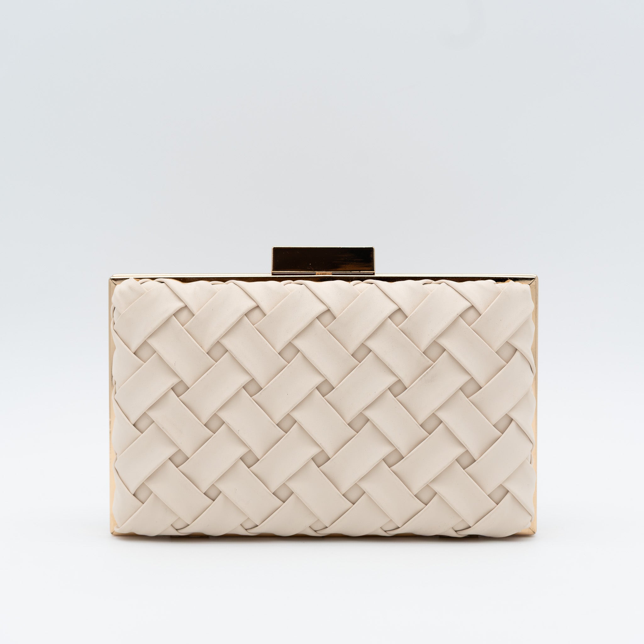 Clutch de fiesta en polipiel beige con diseño trenzado, marco metálico y cadena desmontable, ideal para bodas y cócteles