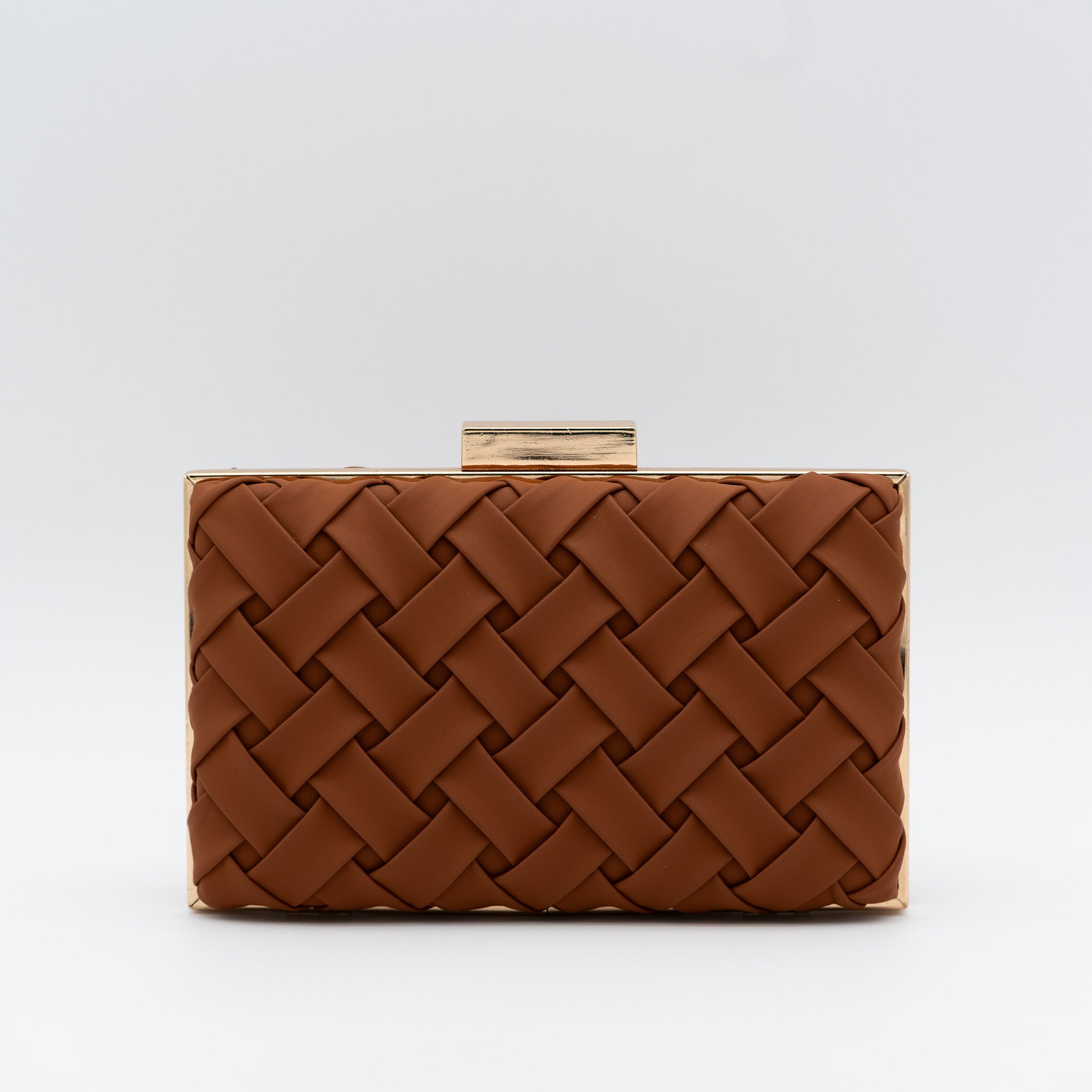 Clutch de fiesta en polipiel café con diseño trenzado, marco metálico y cadena desmontable, ideal para bodas y cócteles