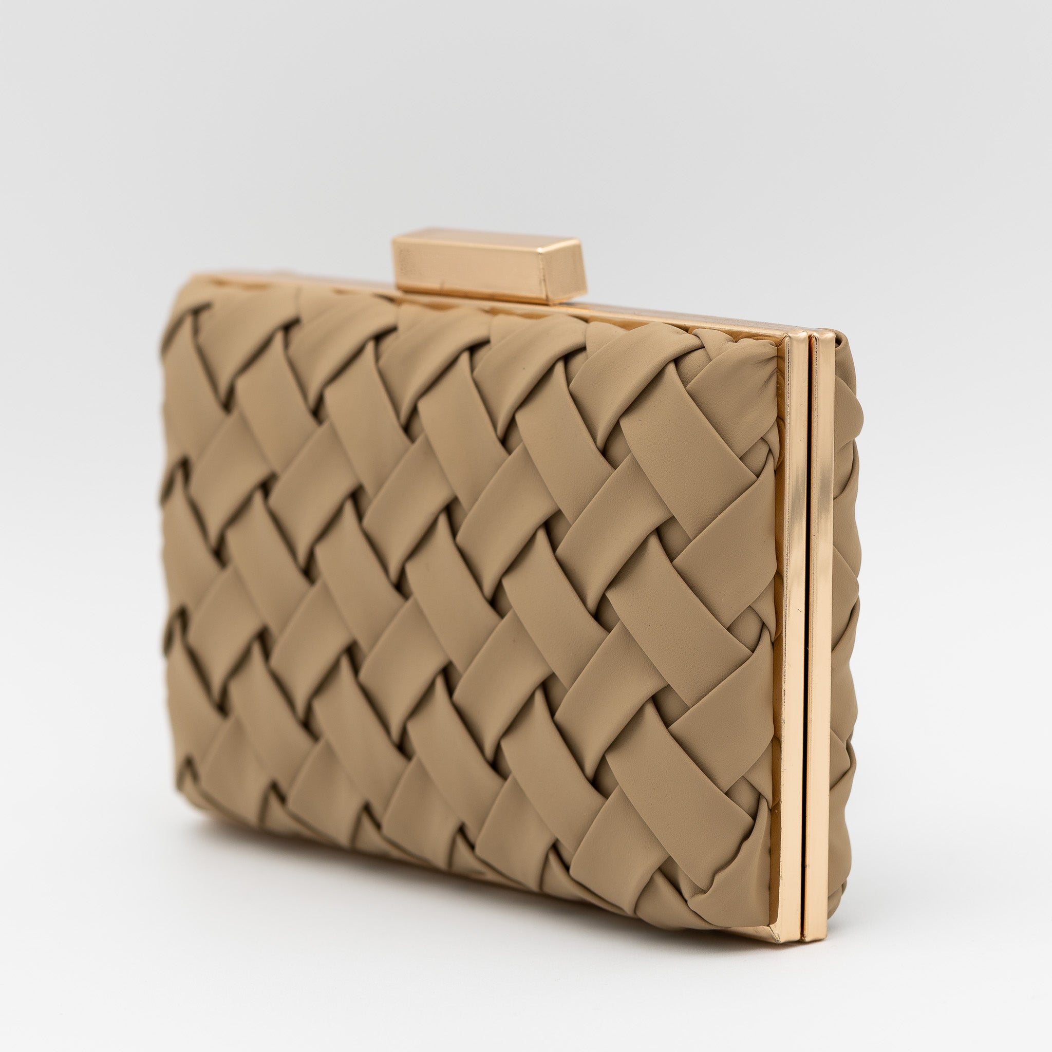 Clutch de fiesta en polipiel camel con diseño trenzado, marco metálico y cadena desmontable, ideal para bodas y cócteles
