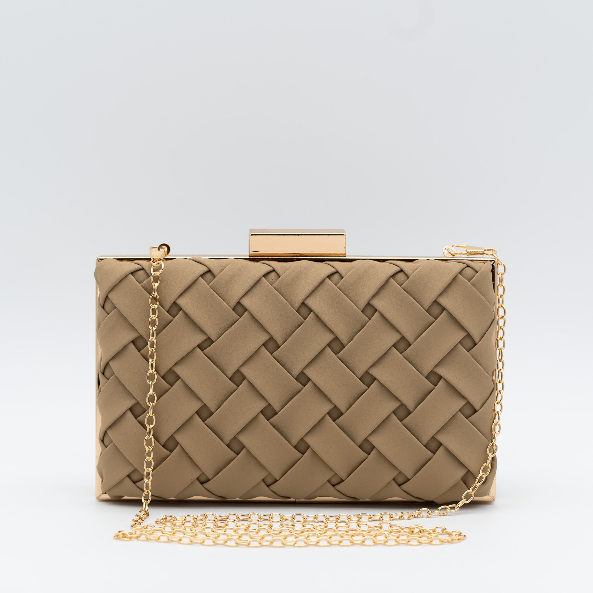 Clutch de fiesta en polipiel camel con diseño trenzado, marco metálico y cadena desmontable, ideal para bodas y cócteles