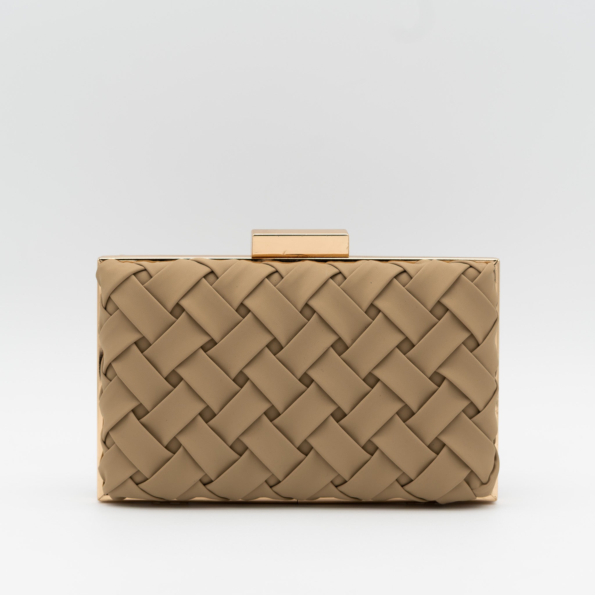 Clutch de fiesta en polipiel camel con diseño trenzado, marco metálico y cadena desmontable, ideal para bodas y cócteles