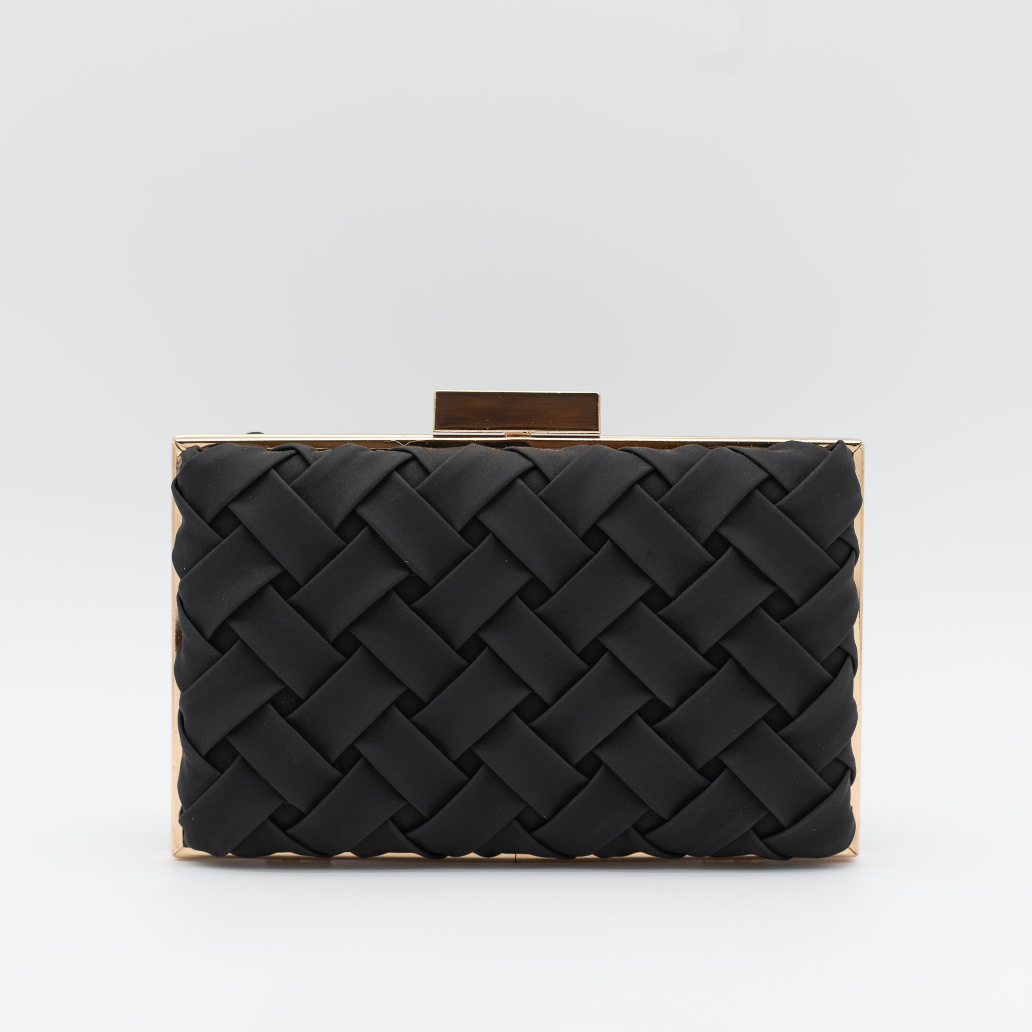 Clutch de fiesta en polipiel negro con diseño trenzado, marco metálico y cadena desmontable, ideal para bodas y cócteles