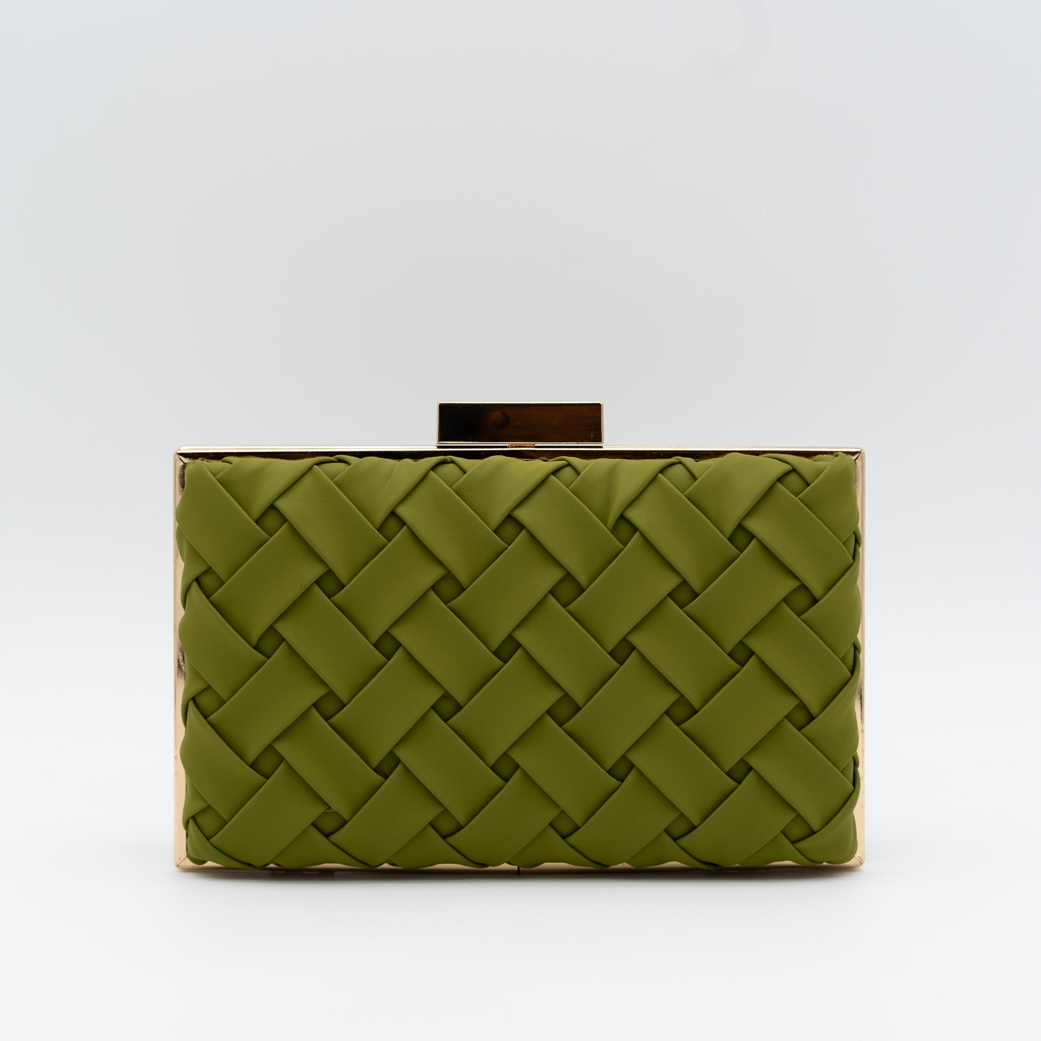 Clutch de fiesta en polipiel oliva con diseño trenzado, marco metálico y cadena desmontable, ideal para bodas y cócteles