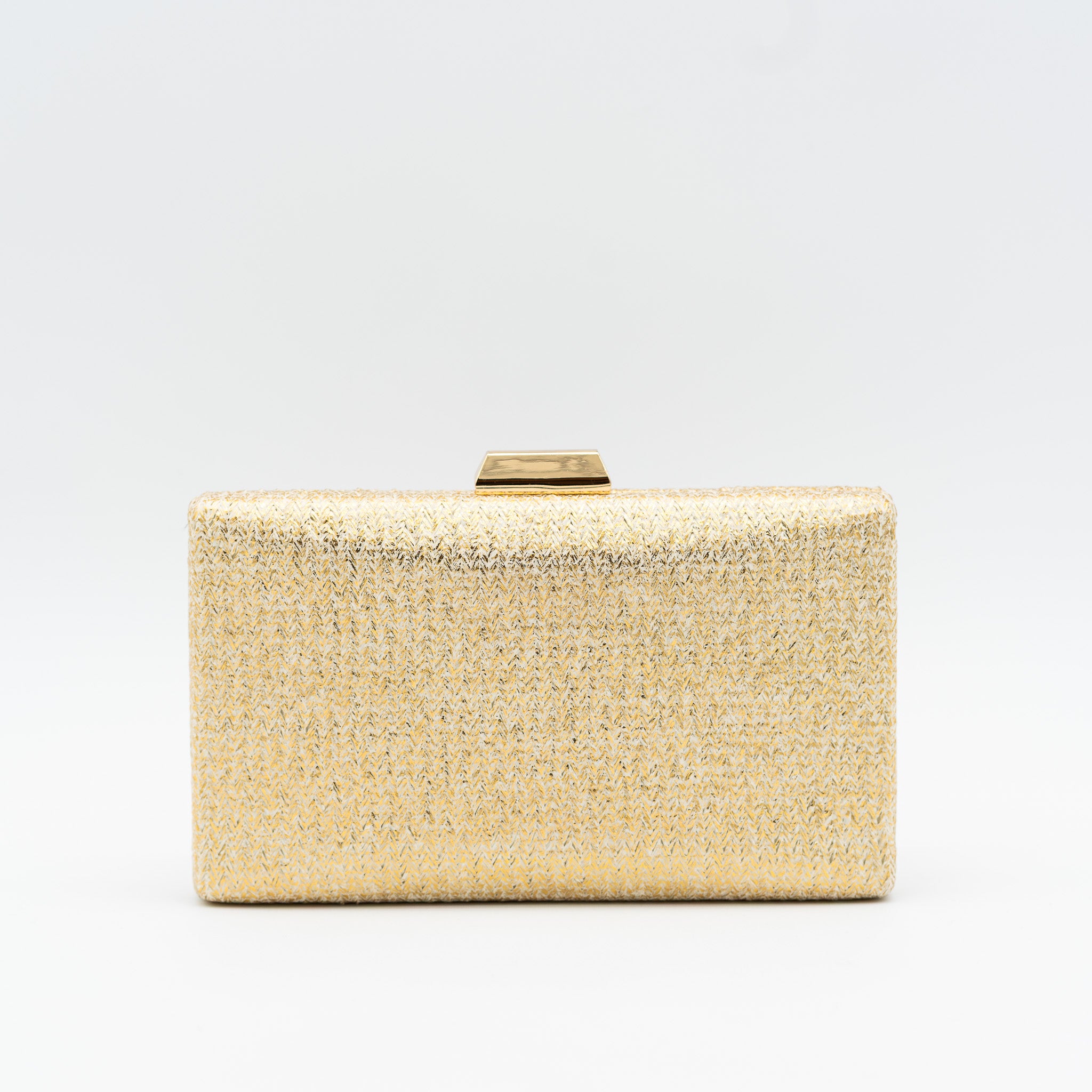 Clutch de fiesta en rafia con acabado brillante oro, cierre metálico y cadena desmontable, ideal para bodas y cócteles