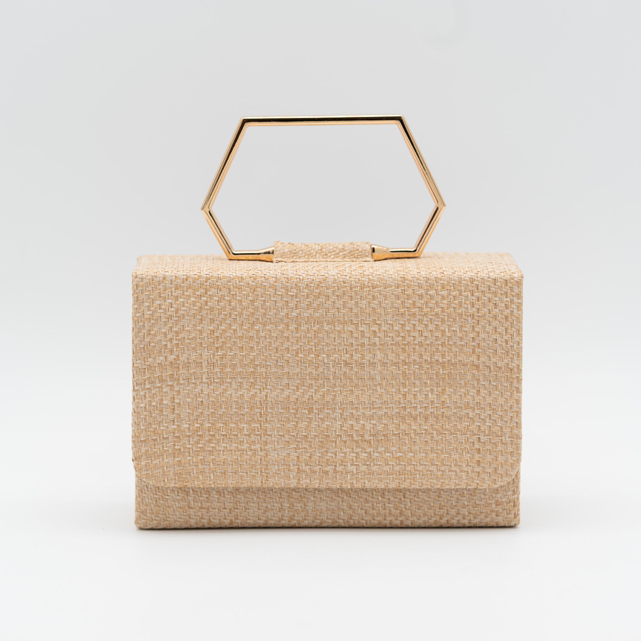 Clutch de fiesta en rafia beige con asa geométrica metálica y cierre magnético, perfecto para bodas y cócteles