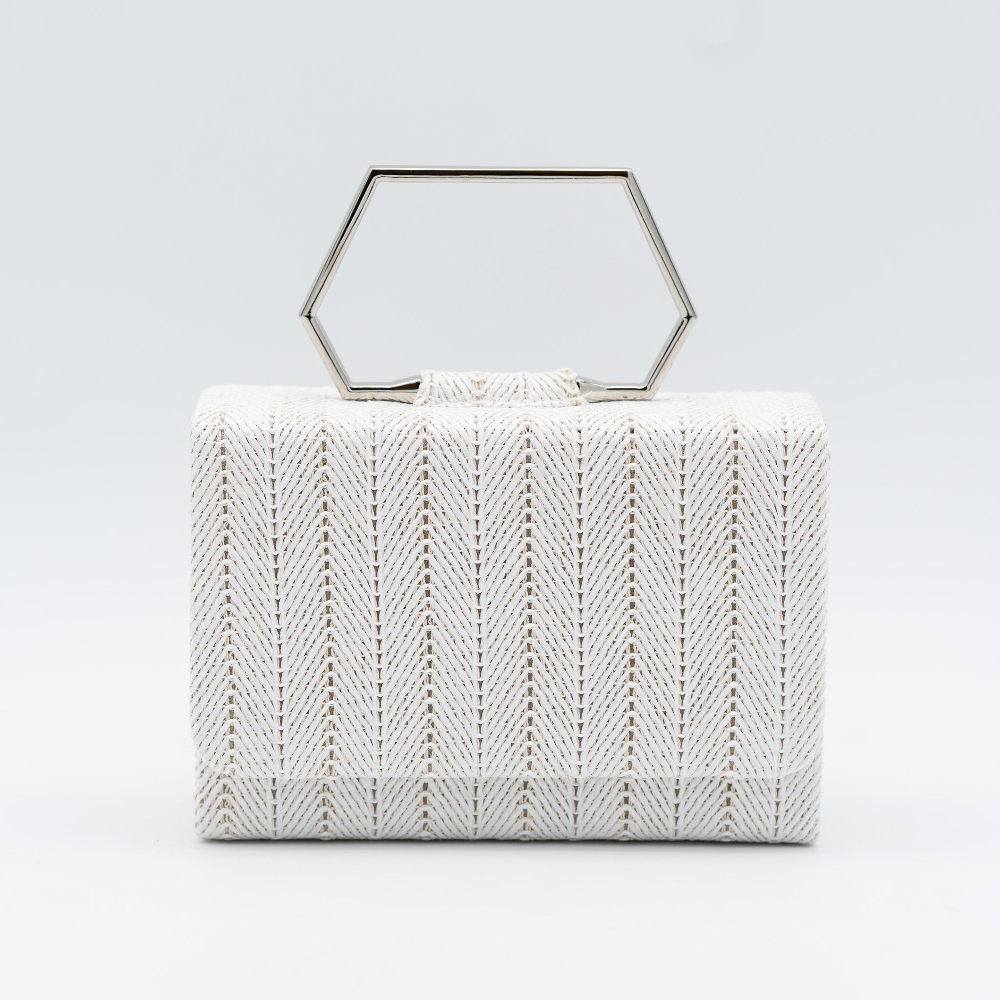 Clutch de fiesta en rafia blanco con asa geométrica metálica y cierre magnético, perfecto para bodas y cócteles