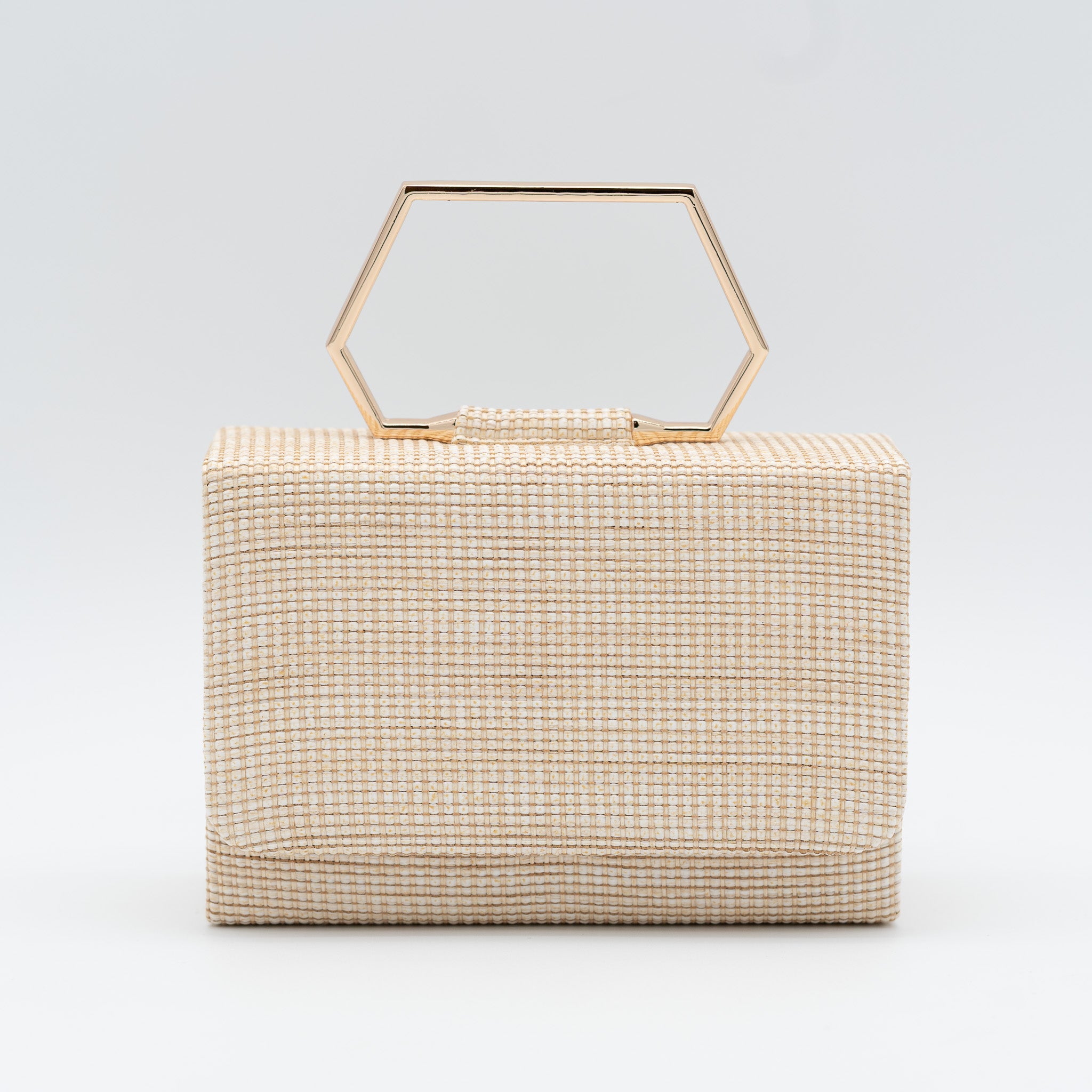 Clutch de fiesta en rafia camel con asa geométrica metálica y cierre magnético, ideal para bodas y cócteles