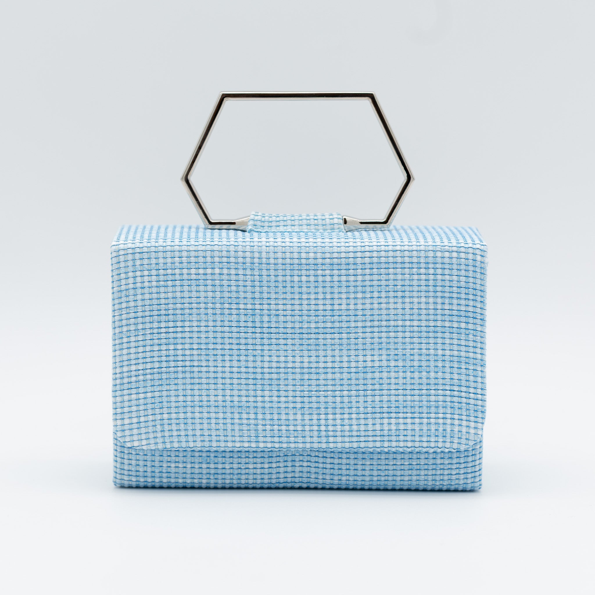 Clutch de fiesta en rafia celeste con asa geométrica metálica y cierre magnético, ideal para bodas y cócteles