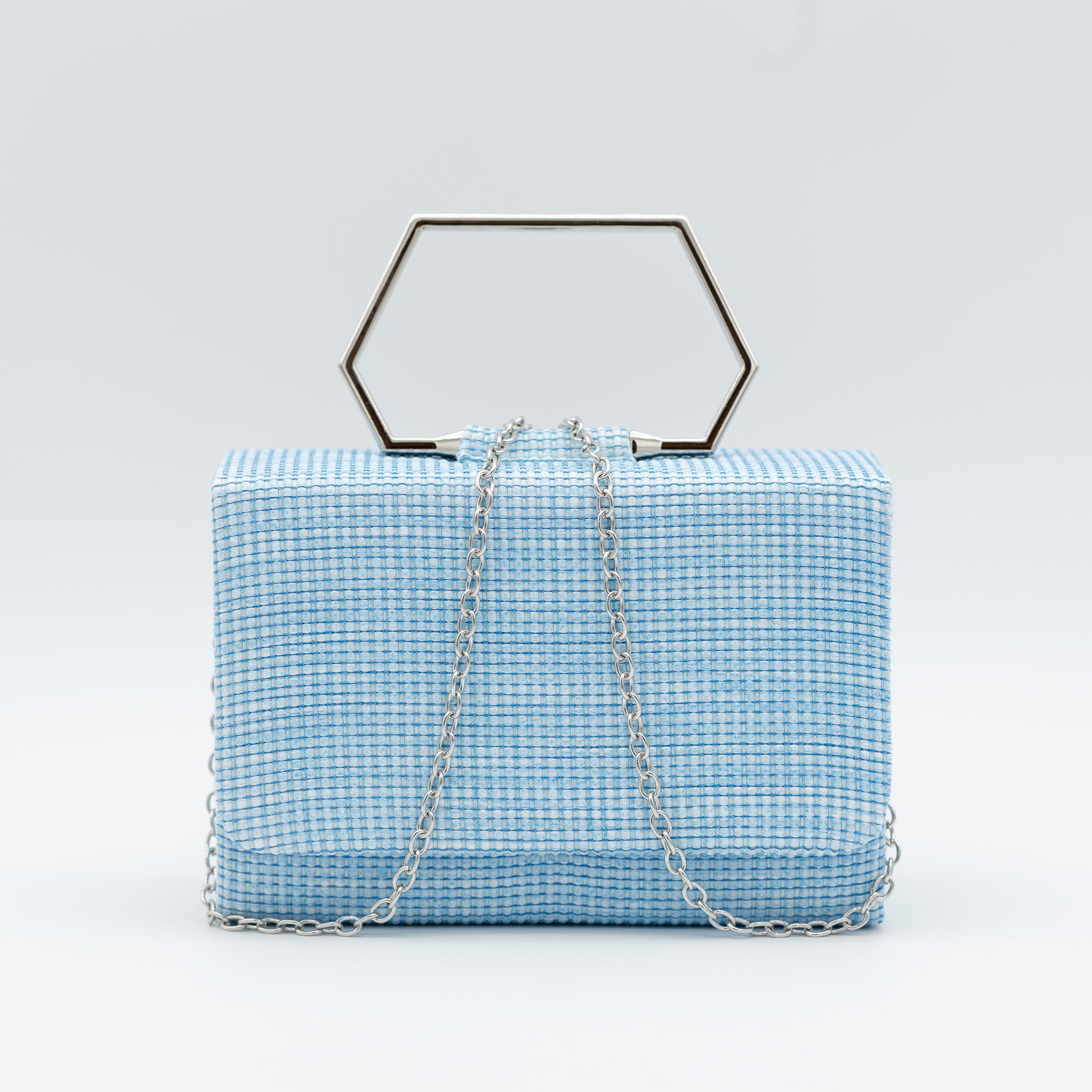 Clutch de fiesta en rafia celeste con asa geométrica metálica y cierre magnético, ideal para bodas y cócteles