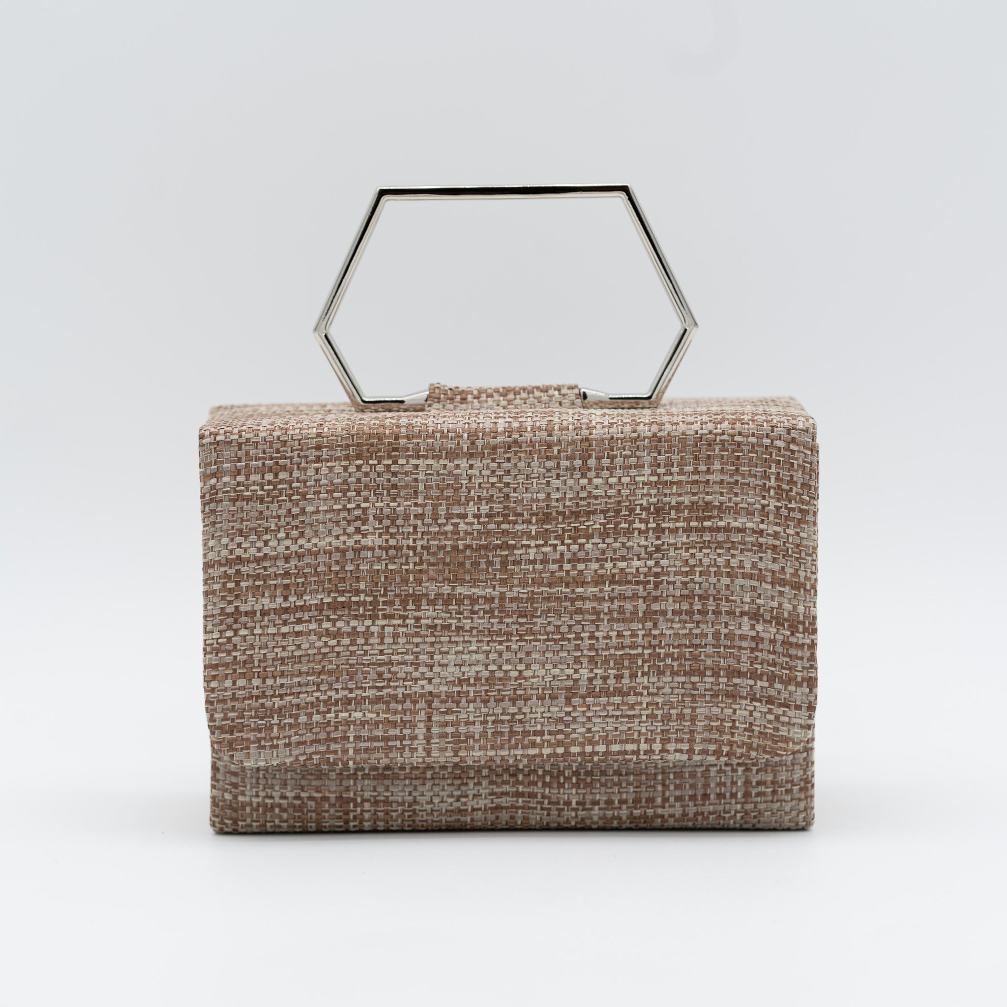 Clutch de fiesta en rafia marrón claro con asa geométrica metálica y cierre magnético, perfecto para bodas y cócteles