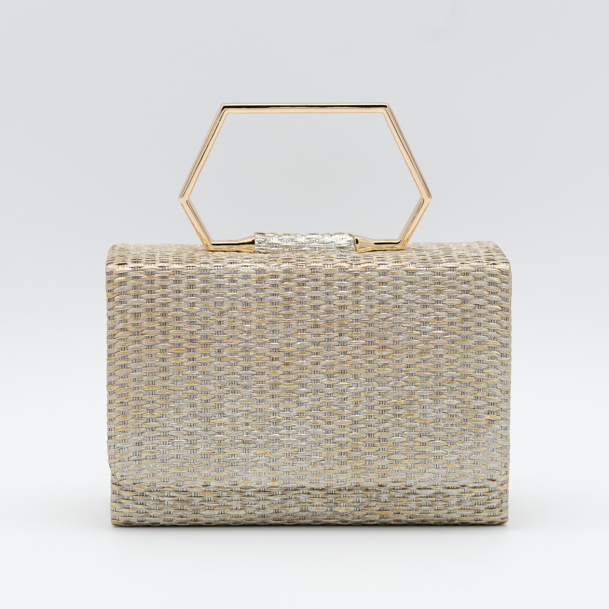 Clutch de fiesta en rafia oro claro con asa geométrica metálica y cierre magnético, ideal para bodas y cócteles