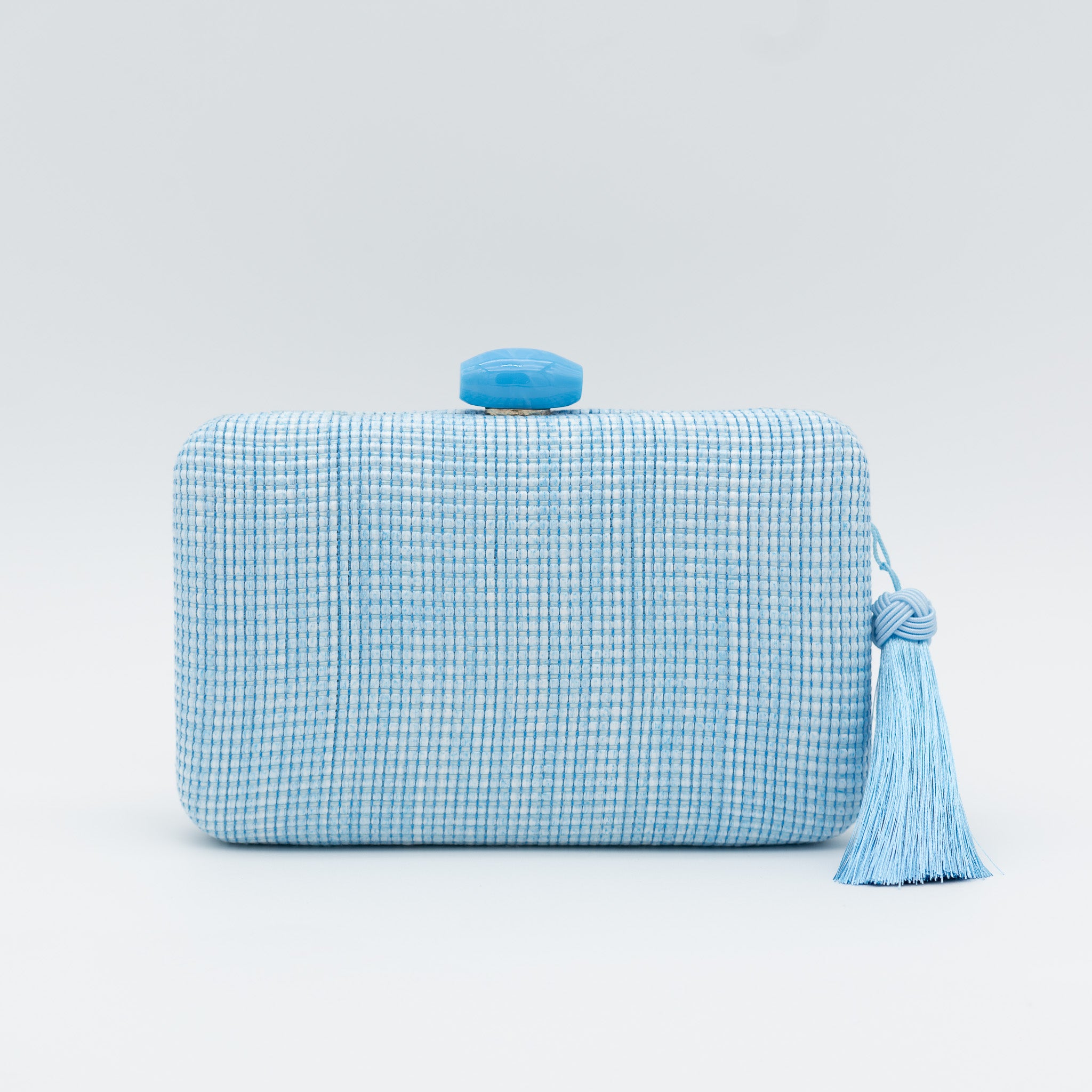 Bolso clutch de fiesta de rafia con broche ovalado en la parte superior y borla lateral en color azul claro